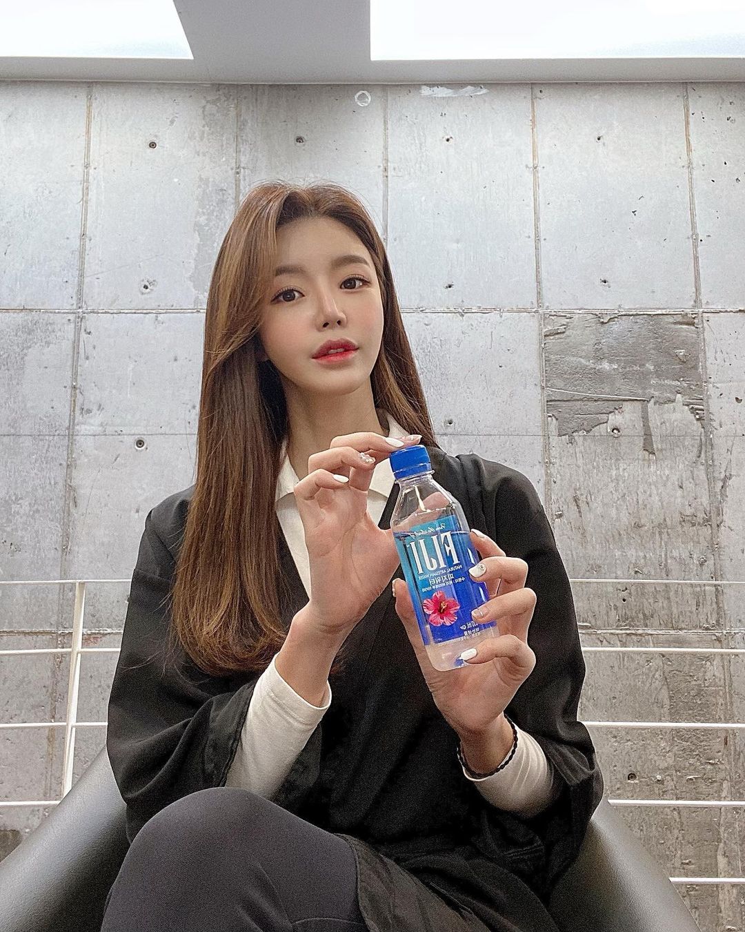 밍밍_尹玟景 on Instagram: “. 요즘 하루 물 2L 마시기 챌린지 중 아예 차에 실어놓고 틈나는대로 마셔주기 샵에서 헤메 길게는 1시간반은 걸리는데 가볍게 2병은 뚝딱💦 #내손안의필수품 @fijiwa
