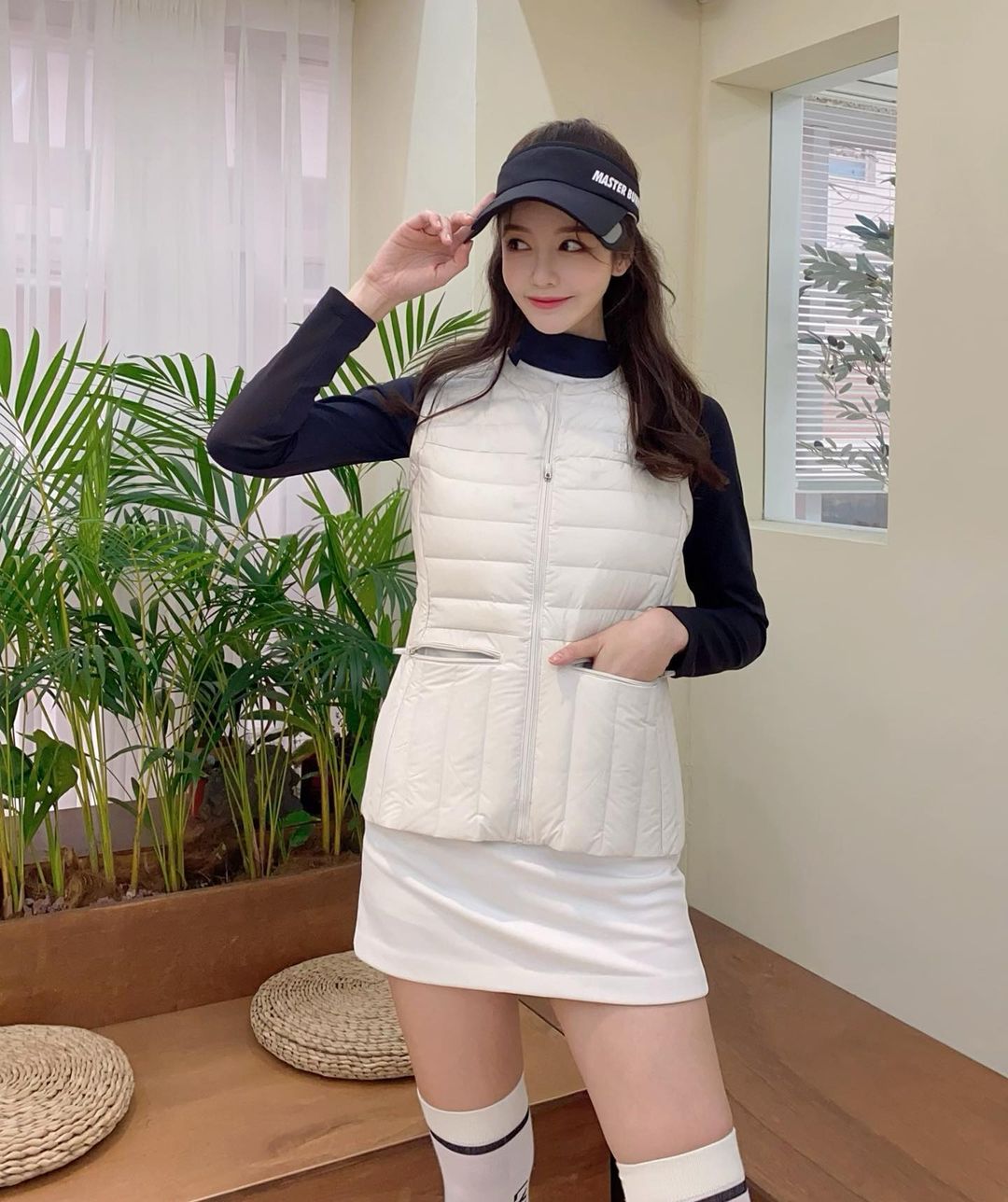 밍밍_尹玟景 on Instagram: “. 예쁜 해지스 신상 경량패딩 베스트 :) 이렇게 군더더기 없이 깔끔한 스타일이 해가 바뀌어도 오래 입어지더라 😊 패딩인데도 가로 세로 똑똑하게 짜여진 패턴이