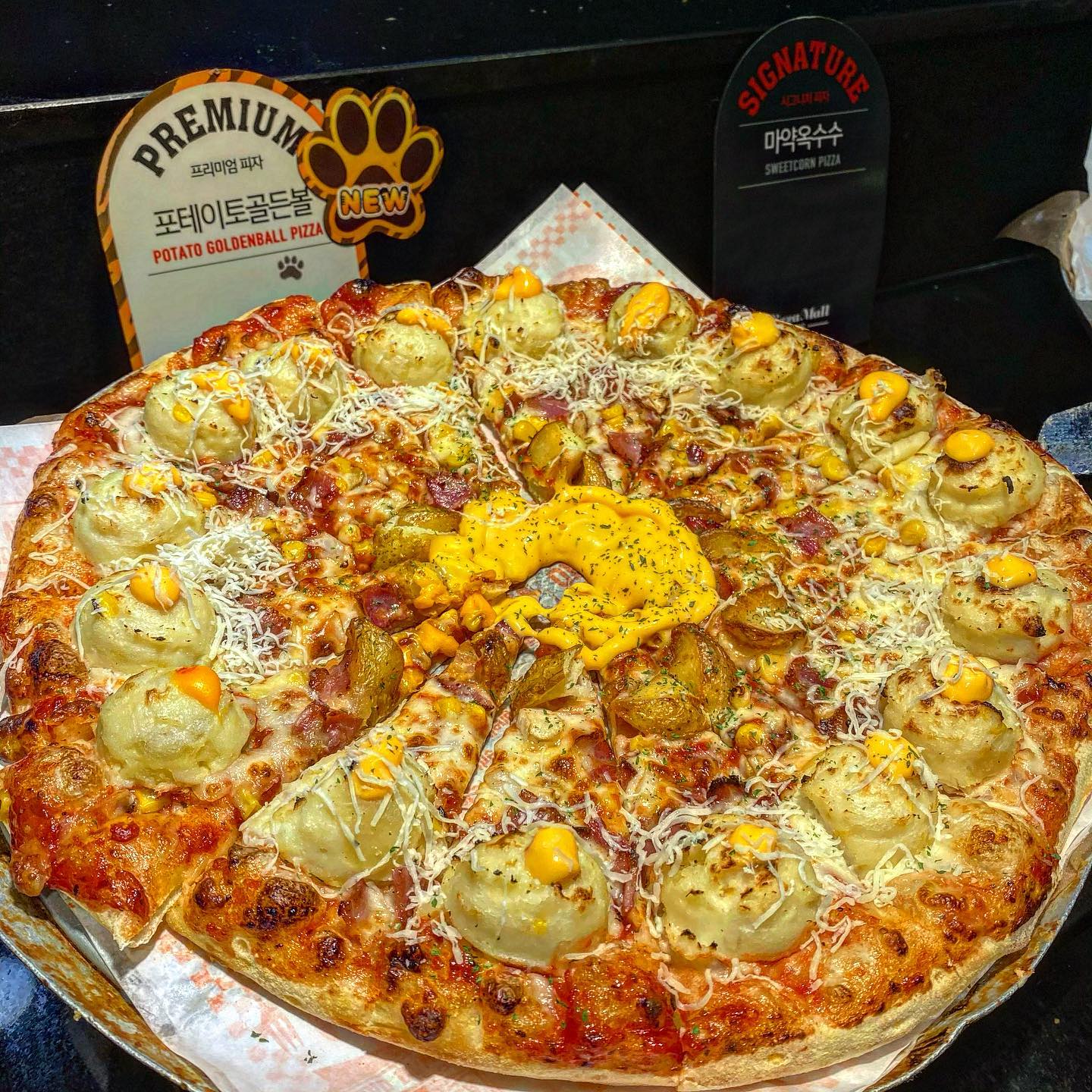 #협찬 #피자몰

핫하디 핫한 피자몰에서 새해맞이 신메뉴 출시라니,,
진심 이건 못참죠🍕🍕 눈썹 휘날리며 달려왔슴다
시그니처 메뉴들은 믿먹,, 거기에 이번 신메뉴 대박임다
2022 파티 여기서 한번 더 해야할 정도 ㅋㅋㅋ
피자 종류만 6가지이상이라 피자 덕후 울고 시작,,⭐️⭐️
전부 토핑/치즈 가득 푸짐해서 보기도 좋고! 먹기도 좋고!
개인적으로는 신메뉴인 포테이토골든볼피자와
페퍼로니 피자가 가장 베스트였답니다!! !! 👍🏻
피자 먹고 사이드 절대 못참지,,,,,,
쫀득한 꿔바로우와 매콤한 떡볶이는 덤이구요ㅠ
하나하나 다 맛있어서 진심 눙물 주르륵,,💦
귀엽고 달달한 호랑이디저트로 마무리 제대로!!
2022 시작부터 작정 제대로한 피자몰🍕🍕
맛+가격 다잡은 킹갓성비 인정입니닷 ! 

🐷 신촌 피자몰 🐷

#피자뷔페 #피자맛집 #피자몰 #맛집추천 #데이트맛집 #신촌맛집