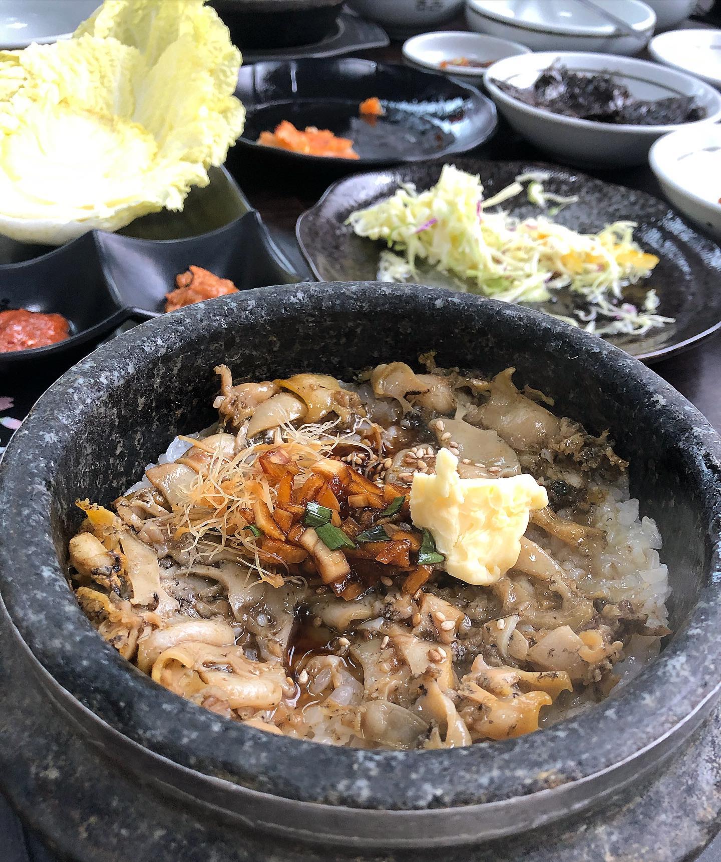 [제주🌊]

#가람돌솥밥 #전복돌솥밥

📍제주 서귀포시 중문관광로 332
🏷 전복돌솥밥 15.0

비오는 날 점심 ☔️
뜨끈한 게 뭐가 있을까 찾아보다 간 돌솥밥집!😊
역시 한국인은 밥심 💪🏻
얇게 슬라이스된 전복과 삼이 올라간 전복돌솥밥에
마가린과 양념간장을 넣고 비벼서 마른 김에 싸먹으면 그야말로 고소함의 끝판왕  ꒰◍ˊ◡ˋ꒱ 
만오천원에 어중간한거 드시지 마시고 요런거 드세요 진짜 알차요🤤
상차림에 나온 갈치속젓이 너무 맛있어서
시장에서 사가지고 왔다능😝 히히