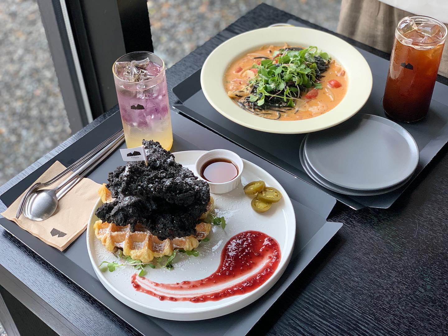 🤍서울 근교 브런치 맛집 #묵리459 🤍⠀
⠀
용인에 워낙 #대형카페 가 많아서 한 곳을 픽하기 어려웠지만(?) 맛도 좋고 분위기도 #예쁜카페 는 흔치 않아서 골라왔습니다😗✌🏻⠀
⠀
시그니처 메뉴인 ‘묵리플(19,000원)’이 진짜 대박이에요😳 따끈따끈한 와플 위 겉바속촉한 닭튀김을 올린 치킨 와플이에요! 딸기잼이랑 꿀도 같이 나오는데 은근 딸기잼 조합 맛있더라구요?! 미쳐버려~~~~🤪🧇🤎 ⠀
⠀
같이 주문한 ‘쉬림프 로제파스타(18,000원)’도 진짜 맛있어요.. 매콤하면서도 깊게 느껴진 로제의 맛 덕분에 느끼함없이 깔끔하게 즐길 수 있답니다 :) ⠀
⠀
갤러리처럼 생긴 구조와 통창 유리 덕분에 사계절 내내 예쁜 
카페에요! 자연을 느끼면서 여유롭게 #브런치 먹고싶거나, 
친구나 연인의 #인생샷 책임지고 싶다면 묵리로 고고🤗👍🏻