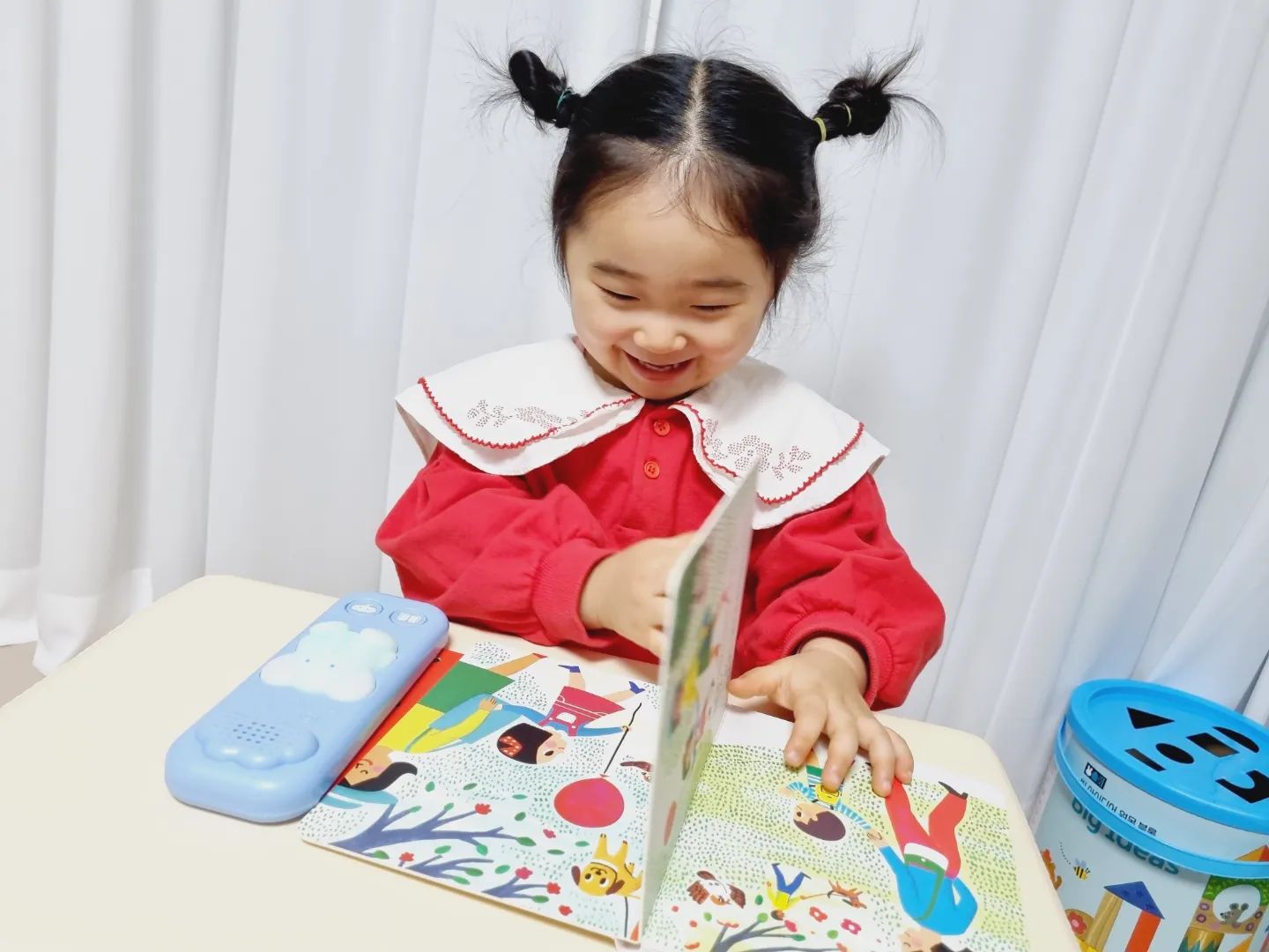 #제품협찬 이지만 찐후기
💛블루래빗 토이북💛
.
블루래빗 아기전집 하나면
열 인성동화 안 부럽드아👍
.
코끼리 사운드패드를 책에 결합하면
엄마 아빠의 도움 없이도 
스스로 책을 볼 수 있으니
혼자 집중해 책을 보는 시간이 길어졌어요😍
.
자신의 감정과 생각을 바르게 표현하고
사회적인 규범이나 예절을
책으로 자연스래 접할 수 있으니
엄마의 잔소리가 확 줄었다는 건 안비밀💛
.
#블루래빗토이북 #블루래빗 #토이북 #아기전집 #유아전집 #국민전집 #전집추천 #인성동화 #책육아 #육아도우미