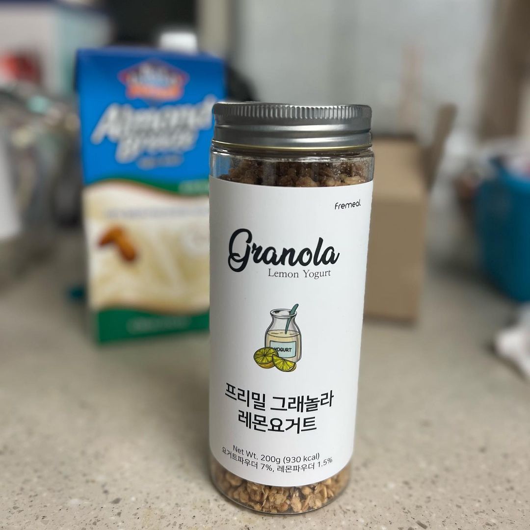 아이보링 on Instagram: “@fremeal_official 건강과 맛까지 함께 , 프리밀 그래놀라 레몬요거트 🍋 마침 다이어트 생각도 있었는데, 먹게 된 제품이에요. 요거트에 타먹을 생각이었지만,