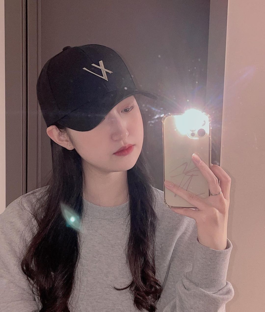 윤채연 on Instagram: “#협찬 제니스 베네토 모자 디자인 너무 예쁘다 ..🖤 고급스러운 원단을 사용해서 오래 오래 쓸 수 있을 것 같아요+_+ 깔끔하게 박혀있는 로고가 너무 예쁜 듯