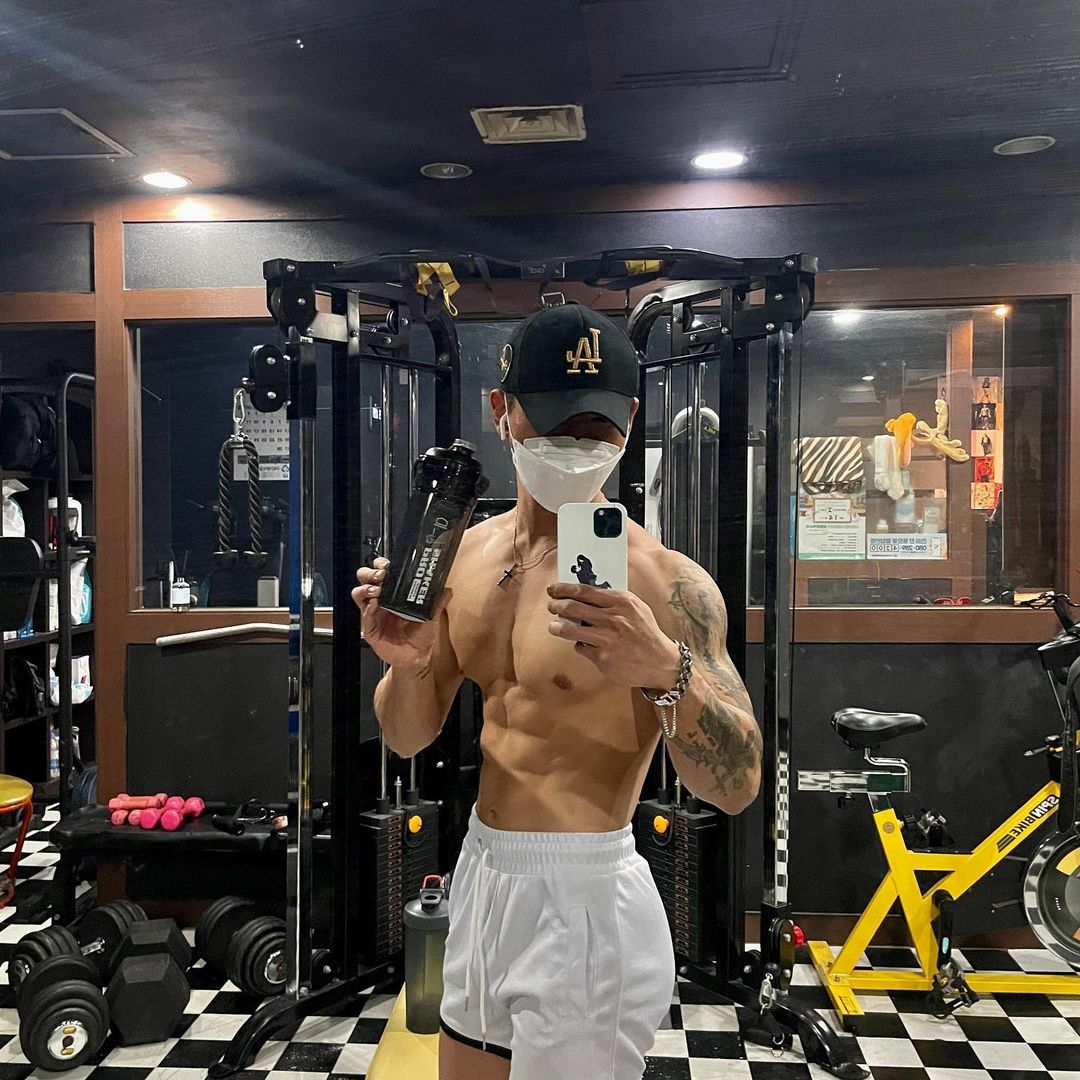 구리pt/책임짐 팀장/권무혁’s Instagram post: “#협찬 #제품제공 필수템 쉐이커가 블랙에다가 이렇게 이쁘면 좋자나요🖤 #쉐이커 #락앤락 #프로쉐이커 #쉐이