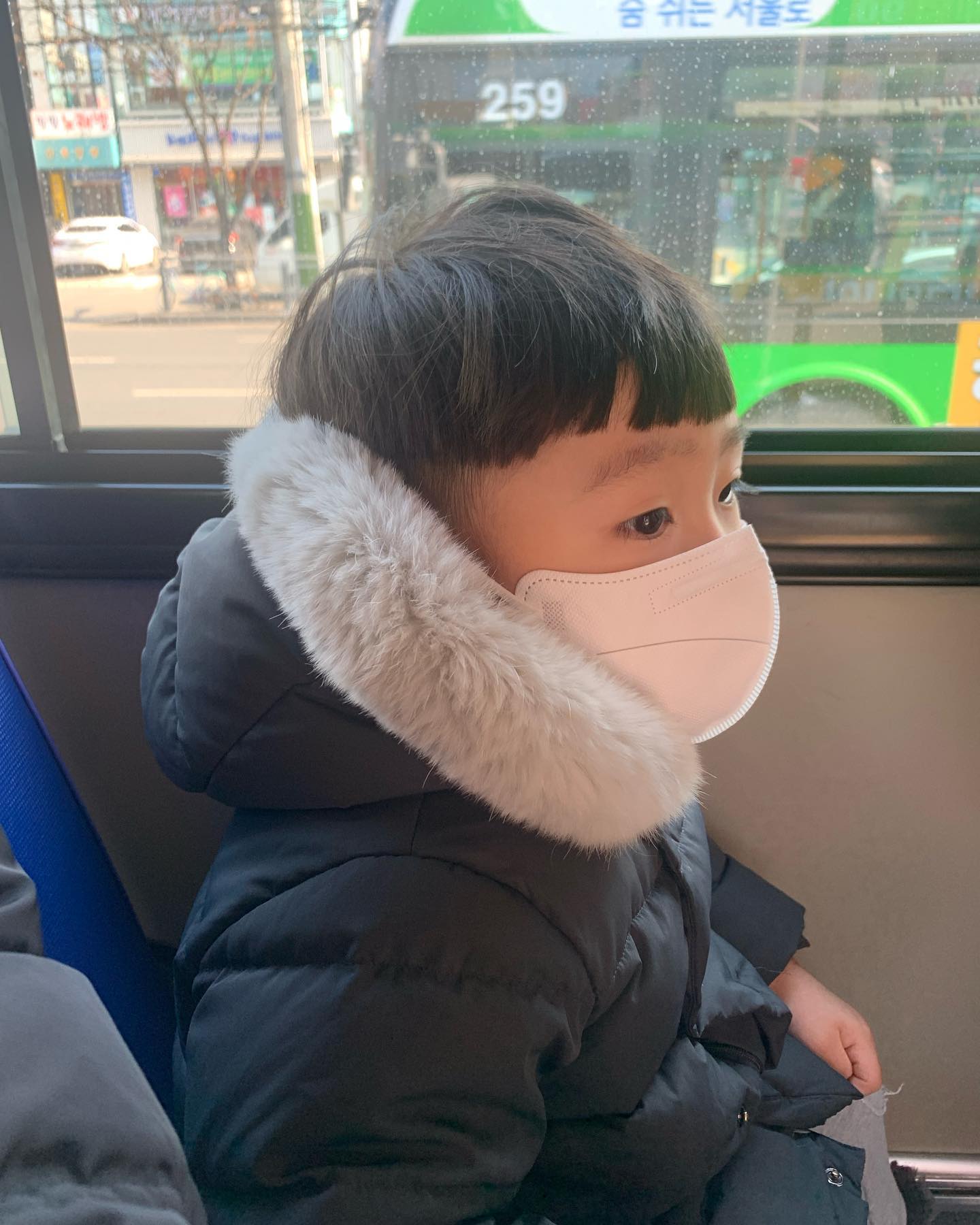 🚐
띠유니 생애 첫 버스 투어
버스탈일이 잘 없어서 그동안 못탔는데
오늘 갑자기 은행갈일이 생겨서
엄마랑 둘이 버스 투어~
버스 타러 가자하니까 너무 좋아한 ㅋㅋ
왜 좋은지 ..모르겠지만🧐