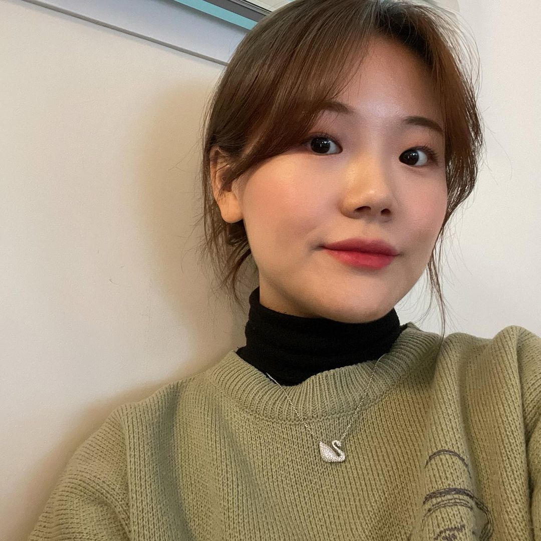 리지 LEEZY on Instagram: “#협찬 올리브 색감의 니트가 예쁘다 해주셔서,,🌝 속눈썹펌 하고 삶의 질이 +1 상승되었습니다🤍 ‍ ‍…”