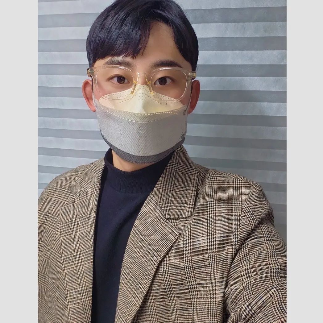 천범철 on Instagram: “#협찬 [케이쉘터] 케이쉘터 톤온톤 안티포그 마스크 제공해주셨어요🥰 감사합니다💙 ✅️정장에도 세련되게 잘 어울리고, 나만의 개성을 살릴 수 있는 디자인의 톤온