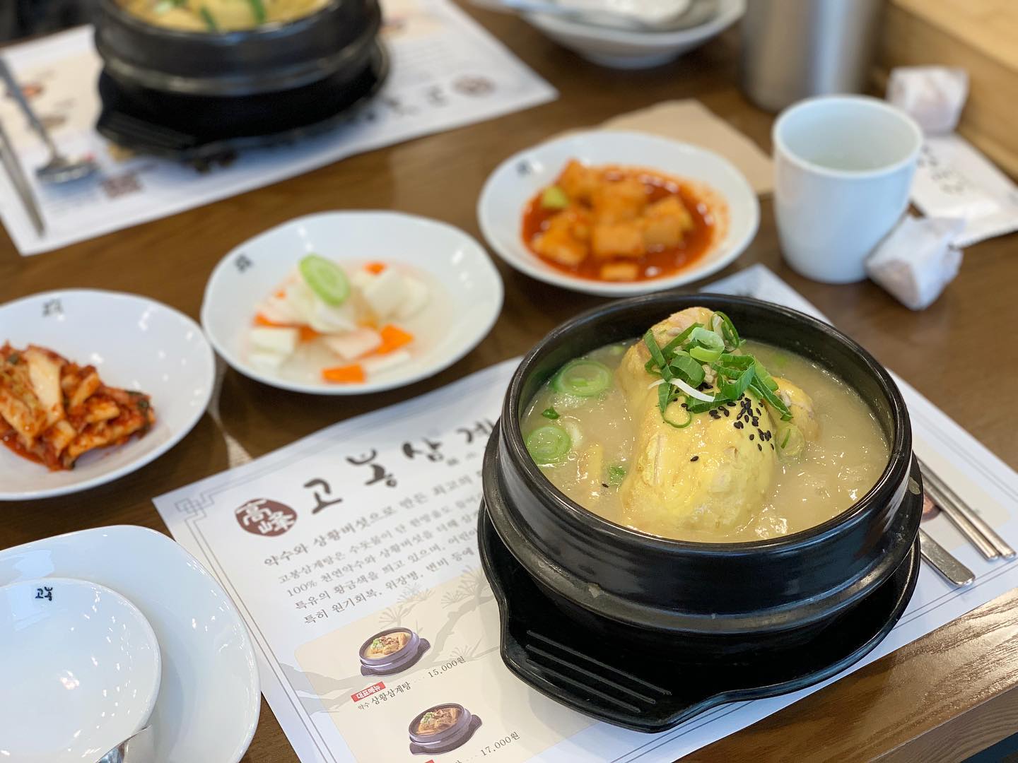 기력이 허할때면 생각나는 #상황삼계탕 💛

용인 동백역 근처에 위치한 #고봉삼계탕 
#이영자맛집 으로도 유명해서 바로 달려갔쥬🏃🏻‍♀️
⠀
[ #냠솔리뷰 ]
✔️ 약수 상황삼계탕 (15,000원)
⠀
황금빛 삼계탕으로도 유명한 상황삼계탕 먹어봤어요!! 
100% 천연약수랑 항암 효능이 있는 #상황버섯 을 넣고 
펄펄 끓여서 그런지 국물이 완전 찐하더라구요!
예쁜 노랑빛 국물이라 그런가 더 몸에 좋아보였다는…? 
⠀
사실 전 #초딩입맛 이라 삼계탕과 거리가 먼데도
진짜 속이~훅~풀리는 맛에 한그릇 뚝딱 했습니다😋

닭고기 살도 연하고 부드러워서 퍽퍽살 
싫어하는 분들도 먹기 좋으실 것 같아요 :)
⠀
아무튼 요새 기력이 허하신 분들은 꼭! 드셔보시길🙌🏻
저는 상황버섯이 #원기회복 이랑 위장에 좋다고 해서 
코박고 열심히 음미했답니다😋❤️