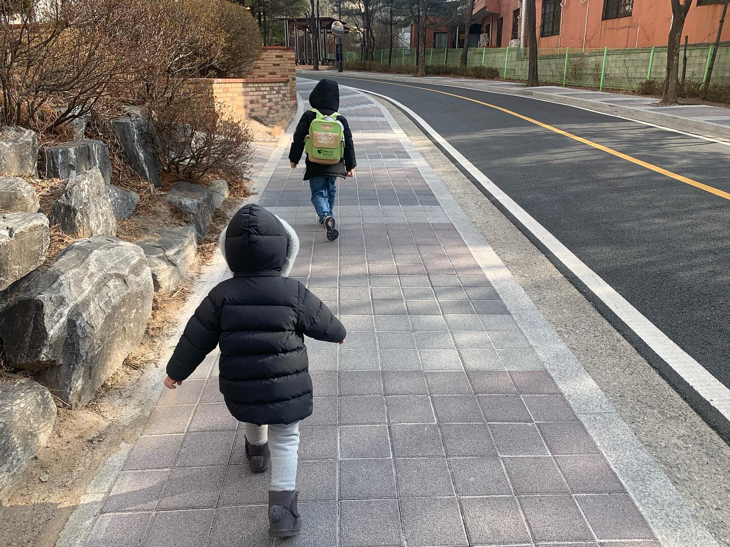 💕
즐거운 하원길 ! 
차량하는 도윤이지만 시윤이가 
혼자 집에서 놀기 심심했는지 .. 
두시부터 형아 델러 가자고 난리쳐서 
결국 가서 데려옴 ㅋㅋㅋ

#형아바라기