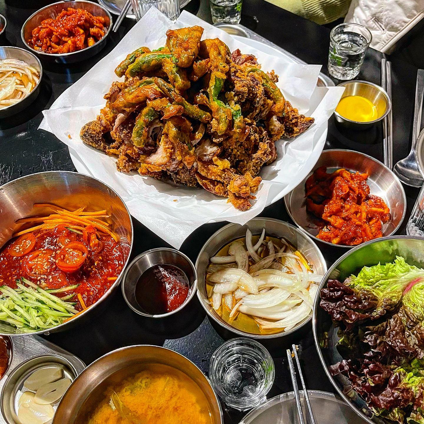 📌 #문래동맛집 - #그믐족발 

💘 문래에서 웨이팅 3시간 하지말고 더현대나 다른 지점 가서 기다리지 않고 먹으면 맛있을 튀김족발집 

주말엔 오픈 전 매장 앞 태블릿으로 예약해놓지 않으면 저녁 때 지나서 먹거나 그 날 먹지 못할수도 있습니더.. (저는 오픈 시간인 4시 10분 전에 가서 4인 예약 걸어놨는데 6시 15분에 들어갔어요ㅎ 약 2시간 20분 이랄까) 

기대감 때문인지 CJMT!! 정도는 아니고 특이하니까 한 번 쯤은 먹어볼만한 집. 바삭 쫄깃한 튀김족발이 느끼할 때쯤 꽈리꼬추가 중화해줘요. 3인 이상이면 꽈리꼬추 추가 필수! 

매운소스도 맛있고 #매우면 면이 너무 쫄깃한 감이 있지만 튀김족발과 같이 먹으면 훌륭한 조합입니다 😋 

💸 꽈리튀김족발 36,000원 
  매우면 6,000원 
  소주 4,000원 

🔥 3/5
 
#헝그리_영등포 #헝그리_족발