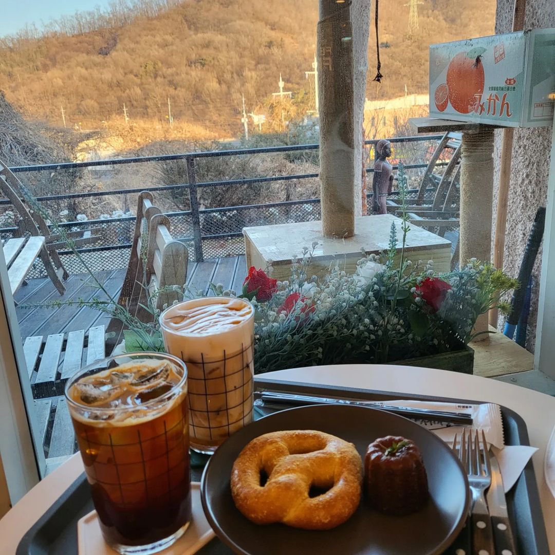 김준태 on Instagram: “#광명 #카페 #아프리코 아프리카 컨셉의 카페!! 전 애견카페였으나 지금은 일반카페로 변경~~ 그래도 분위기가 좋은건 인정~~~ . . #주말 #맛집 #여행 #카페투어 #디저트 #일