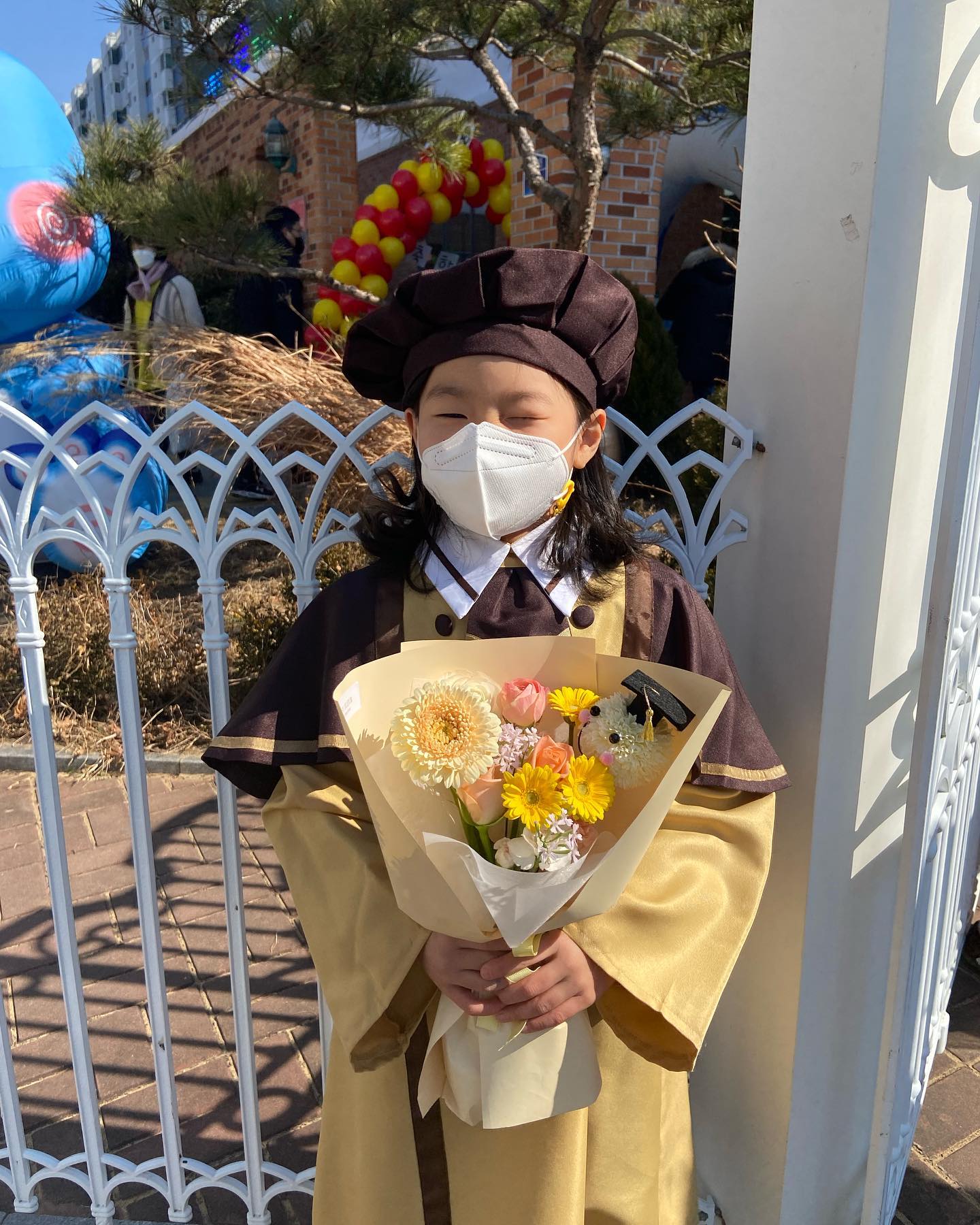 8살 가은이의 졸업🎓
아장아장 걷던 시절이 엊그제 같은데
벌써 이만큼 커서 자기만한 책가방을 들고
학교가는 생각을 하니 울컥,,😢
처음 어린이집 보낼 때는 적응을 잘할까 재밌어할까
걱정반 설렘반이었고
유치원가서는 원복입은 모습이 이쁘기도하고
친구들과 잘 어울리는거 같아서 다행이다 싶었는데
벌써 학교를 가다니....ㅠㅡㅠ
선생님께서는 늘 가은이는 항상 모든 친구들을 배려해주고
챙겨주는 아이라고 말씀 하셨었다 
가끔 유치원에서의 일화를 들으면 뿌듯했는데,,
이제 컸다고 엄마한테 말대꾸도 가끔하지만
아직은 내가 이김 ㅎㅎ
동생도 잘 챙겨주고 늘 엄마에게 사랑한다고 이야기해주고
철 없는 엄마를 도와주는 첫째 고가은💕
졸업을 축하하고 ,
이제 진짜 사회생활의 시작이네
학원도 다녀야하고 공부도 해야하고 힘들겠지만 
엄마가 많이 도와줄게
나랑 친구같은 사이가 되었으면,,
엄마의 이십대와 맞바꾼 고가은 ,
엄마의 이십대는 모두 너 였어 사랑해♥️
(쓰면서 눈물 줄줄🤧)
.
.
.
#대구 #일상 #데일리 #육아 #육아소통 #남매맘 #양띠 #개띠 #젊줌마 #이쁜아기 #인스타키즈 #인스타베이비 #셀카 #셀피 #데일리룩 #키즈패션 #소통 #좋아요 #선팔 #맞팔 #좋아요반사 #오오티디 #daily #dailylook #likesforlike #ootd #selca #selfie #kidsfashion #kids