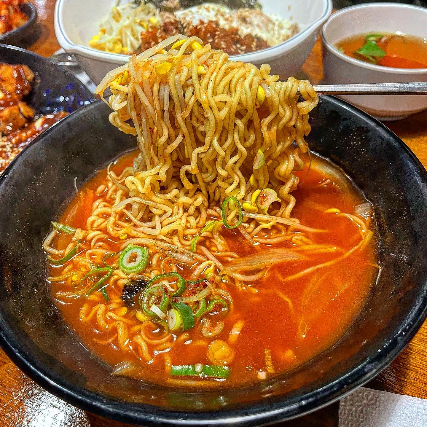 📌 #동인천맛집 - #깜냥앤맛좀볼래 

💘 본인이 매운 라면 처돌이다? 🙋🏻‍♀️🙋🏻‍♂️하면 죽기전에 무조건 가봐야하는 집 🍜🍜 맵부심 라면 처돌이 = 나 ㅎ3ㅎ!!! ♥️

동인천 #신신분식 바로 옆에 있는 오랜 추억이 느껴지는 분식집이예요. 가격 저렴한데 양도 많아서 애매한 점심 시간인데도 불구하고 손님이 많더라구요!! 

#최루탄라면 은 1,2,3,그레이트 까지 총 4단계가 있는데 언니들이랑 나눠 먹을거라 2단계로 시켰는데 국물이 꽤 매워요. 아비꼬 3단계 정도? 불닭볶음면 물 하나도 없이 먹는 맵기정도? 그레이트는 얼마나 매울까 먹으면서도 너무 궁금하더라구요. 집오니까 더 생각나..ㅋㅎ 

#깜냥덮밥 은 고등학교 앞 분식집에서 먹었던  추억의 맛ㅠㅠ 근데 양이 엄청 많아요. 

돈까스, 우동은 딱 평타치는 맛😋 맛나요ㅎㅎ 집 근처 있다면 무조건 일주일에 한 번은 갈 것 같은 집. 꼭 최루탄 그레이트 단계 도전하러 갈 거 예요🤫

💸 최루탄라면 + 음료 5,500원 
  수제생돈까스 8,000원 
  유부우동 5,000원 
  깜냥덮밥 6,000원 

❤️‍🔥 5/5. < 매운음식 처돌이 기준 

#헝그리_인천 #헝그리_매운음식 #헝그리_분식 #헝그리_맛집