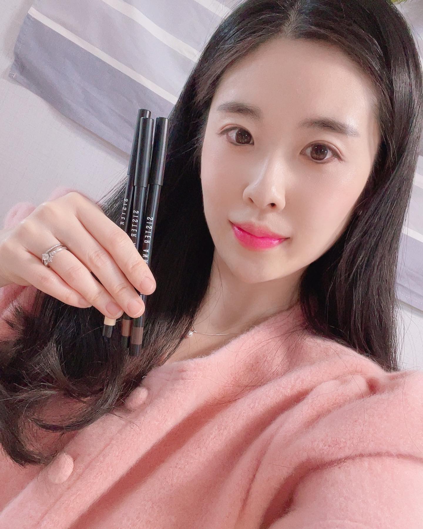  “#씨스터앤#아이라이너#아이펜슬#아이메이크업#sisterann.kr#시스터앤#워터프루프아이라이너#워터프루프#아이메이크업#섀도우#eyemakeup#makeup#cosmetic#씨스터앤아이라이너#펜슬라이너#펜슬아이라이너#섀도우스틱#섀도우추천#아이라이너추천…”