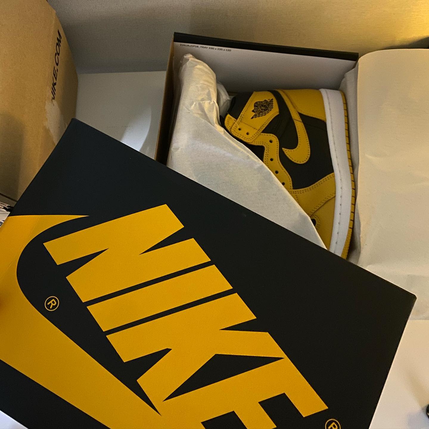 아 맞다 나 이거 있었지?
반년만에 까본 박스에 노랭이 발견

Jordan 1 Retro High OG Pollen
nike 

#nike #나이키 #나이키운동화
#나이키드로우 #나이키매니아 #운동화
#운동화추천 #운동화그램 #나이키폴른 
#노랑이 #💛 #나에게주는선물
#물욕 #일상스타그램 #신발스타그램