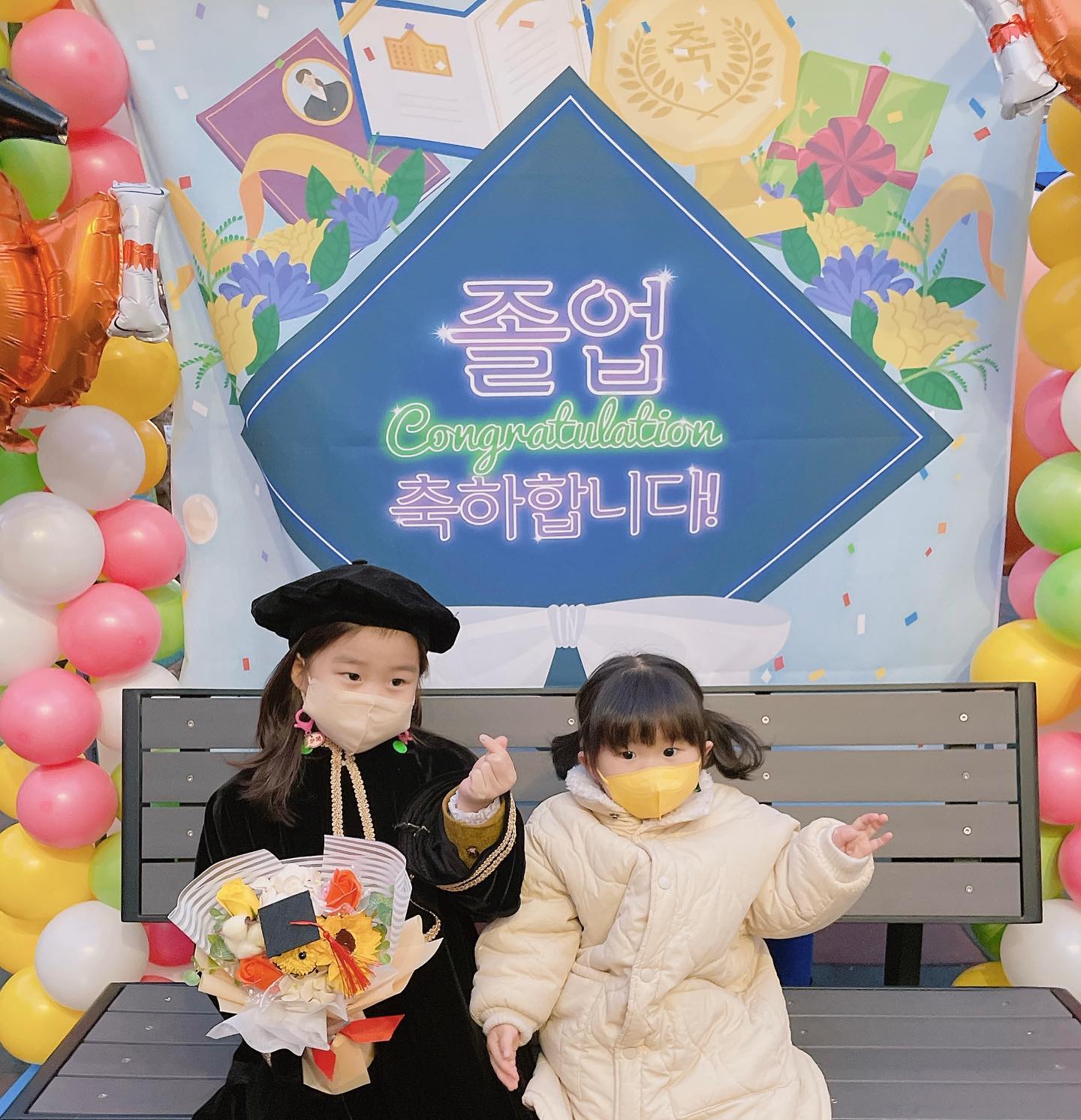 #졸업식
⠀
⠀
우리 하랑이 졸업식🎓
정신이하나도없었고,
눈물이 핑 돌던 졸업식
마스크쓴사진밖에없어서 속상😢
⠀
이제 좋은날은 다갔다
학교갈준비하자😁
⠀
#졸업축하해 유하랑
너의 새로운 시작을 엄마가 응원한다✨
⠀
⠀
⠀
⠀
⠀
⠀
⠀
⠀