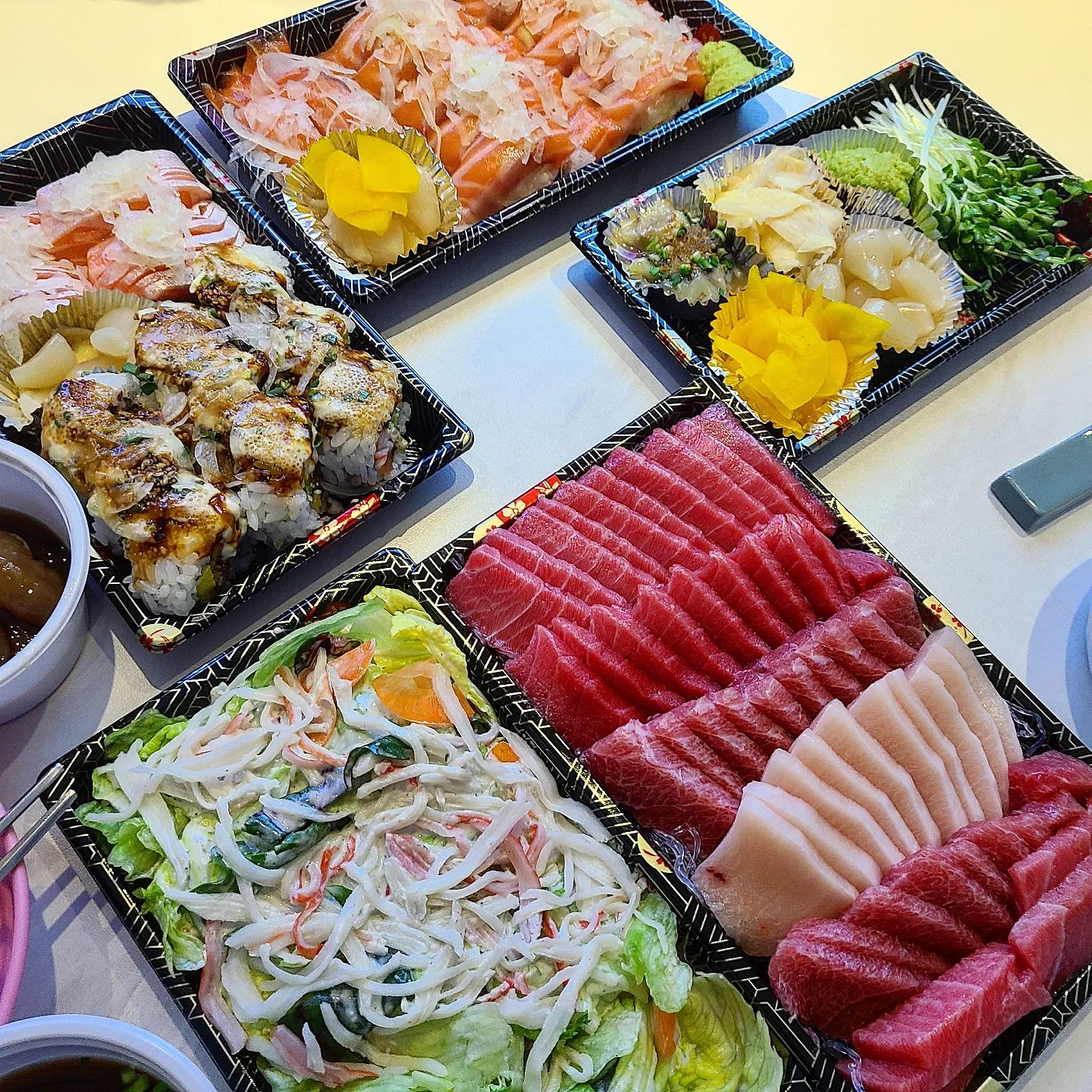 ⁣
오랜만에 참치&초밥⁣
아 너무 맛있다 진쨔 😍👍🏻⁣
⁣
참치 해동도 너무 잘해놔서 ⁣
입에서 살살 녹고,⁣
연어초밥도 긴꼬리 두툼 회 덕분에 입안이 햄볶 ❤⁣
⁣
일찍 육퇴 시켜준 울 아들램⁣
고마아 😘⁣
⁣
#홍도초밥⁣