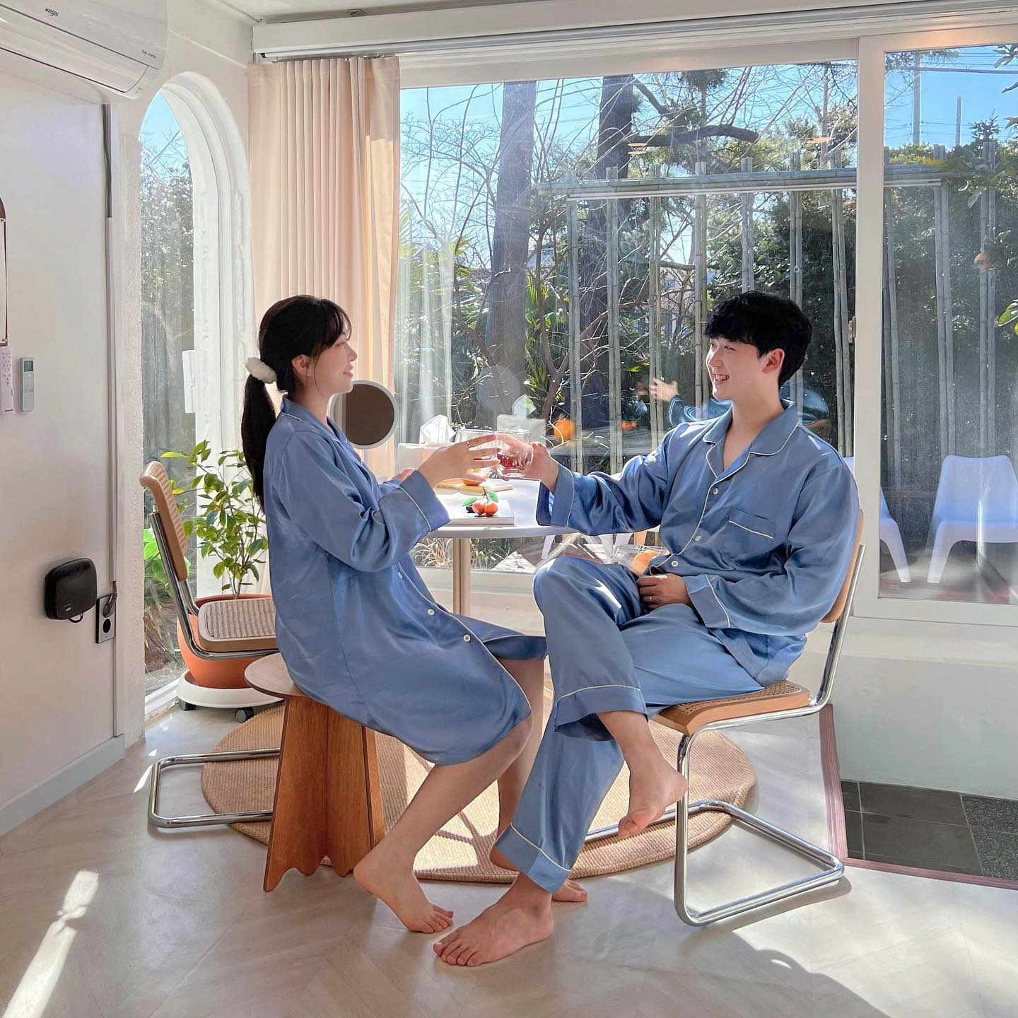 채광 좋은 제주 숙소에서 힐링 🌿

💙 커플 잠옷 melomelo.kr 
최애 커플 잠옷은 여기로 정착! 실크 파자마라 너무 부들부들하고 ㅠㅠ
원래 원피스형 파자마는 불편해서 잘 못입는데
속반바지까지 있어서 여행 내내 편하게 잘 입었어요🤍
찐 추천합니당➰✨

🏷 #현영_숙소 #현영_제주도