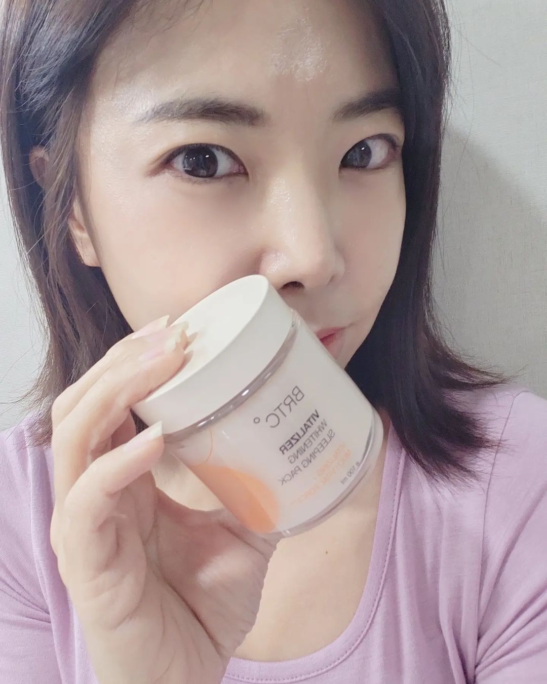 Yooryun Park on Instagram: “#협찬 . . . 40대에 접어드니 피부 신경쓰게 되네요. 제 피부 고민은 옅게 생기고 있는 기미와 커지는 모공. 그걸 한번에 해결해주는 🍓BRTC 화이트닝 슬리핑 팩 . ✅7일