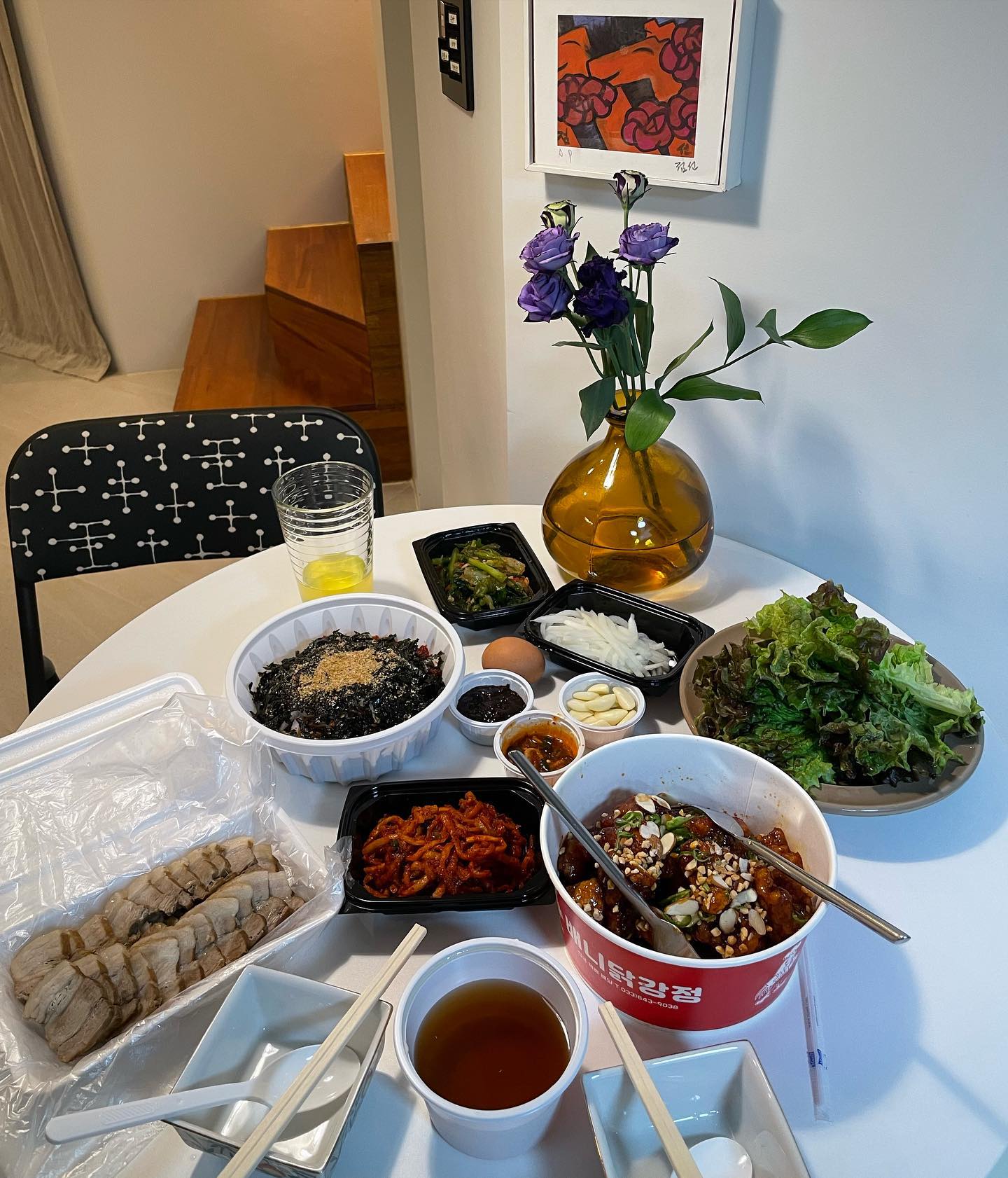 여행은 역시 먹방이죠
강릉 월화거리에서 40분 기다려서
포장해온 #배니닭강정🍗

웨이팅 하는걸 안좋아해서
뭐가 그리 맛있을까 했는데
맛있더라고요 ㅋㅋㅋㅋㅋ
줄서서 사먹을만 함

그리고 숙소 사장님이 추천해주신
#현지맛집 #메밀능이촌 
배민으로도 가능해서 얼마나 편했는지😭
여기 막국수 한입한 신랑은 
이전엔 느끼지 못한 다른 맛있음이라며ㅋㅋㅋㅋㅋ
저도 동의했어요 
회막국수랑 수육 양도 진짜 푸짐하고 ㅠㅠㅠ 
채소랑 양념 반찬에 구운계란까지 
서울에서는 보기 힘든 인심과 맛에 반했답니다♥️

(올해 1월에 다녀왔어요😉)
오늘 저녁은 무얼 먹어야 할까요 ㅋㅋㅋ
다들 맛저하세용‼️

🌸자세한 여행 후기는 블로그

#꽃이야 #맛집추천 #강릉맛집
