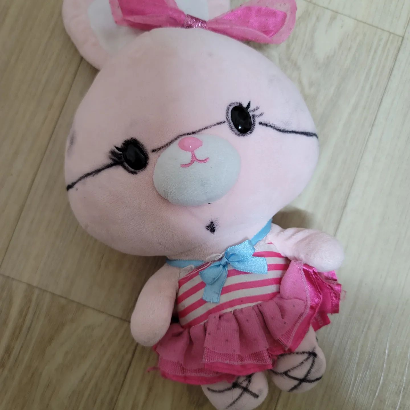 🤯

인형에 낙서라니.......낙서라니익!!!!!!!
심지어 본인이 제일 아끼는 인형😇

저 사진 보여주니깐 엄마랑 오빠는
그럴수도 있지~~☺️☺️ 이런 반응뿐이고
나만 화나는건가.....🥴

#엄마의길은멀고도험하다