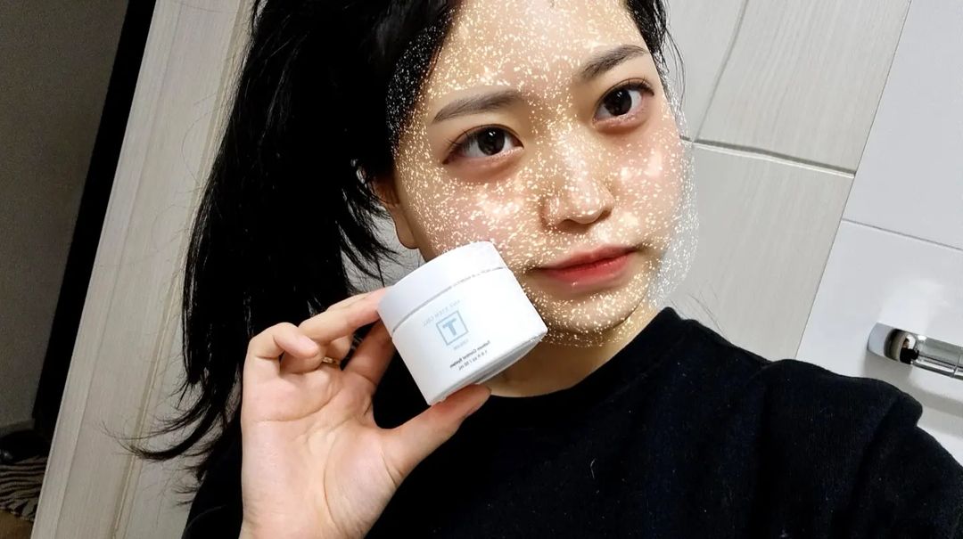 김성아’s Instagram photo: “에스엔 티크림은 💓 홍조와 트러블성 피부로 고생하고 계시는 분들이 쓰면 좋은 제품이에요 젤 제형으로 유분기가 없고, 끈적임이 없어서 좋았어요 한 달 정도 사