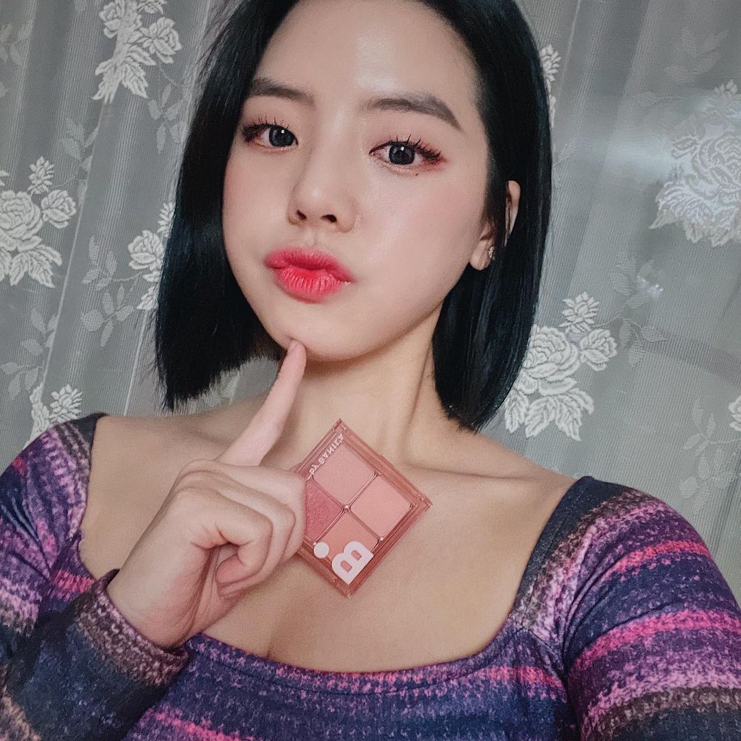 대화니🌹 on Instagram: “#협찬 ⠀ ⠀ 바닐라코 무드온아이팔레트 일단 패키지부터 합격.. 멜로우 브라운, 멜로우 코랄 두개인데 난 당연히 코랄선택! ⠀ ⠀ 발림성도 너무 부드럽고 컬