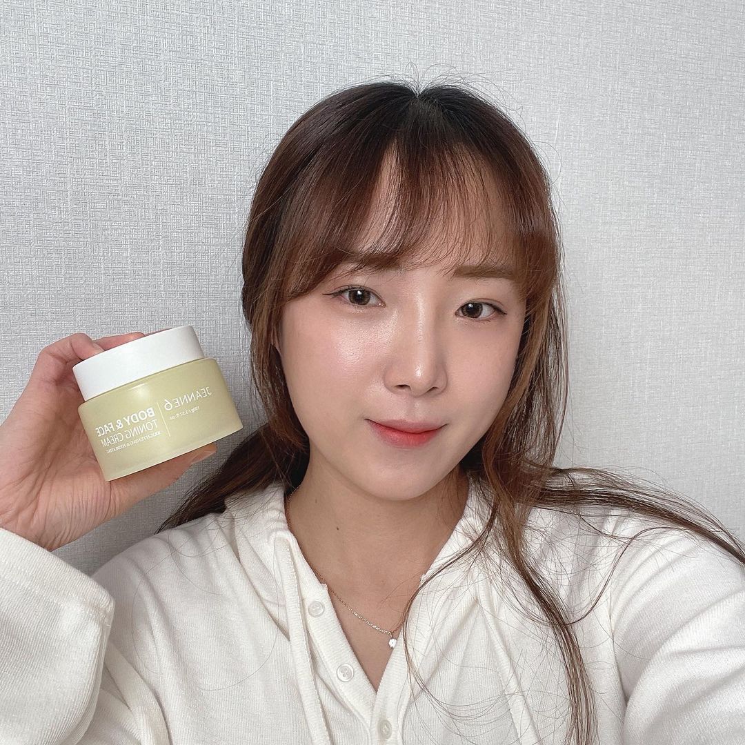 민채아 / ᴍɪɴ ᴄʜᴀᴇ ᴀ on Instagram: “#협찬 ⠀ ⠀ 페이스착색, 바디착색 어디든 사용할 수 있는 쟌느식스 바디 앤 페이스 토닝크림🙌🏻 ⠀ ⠀ 피부톤이 균일하지 않으면 나이가 들어보
