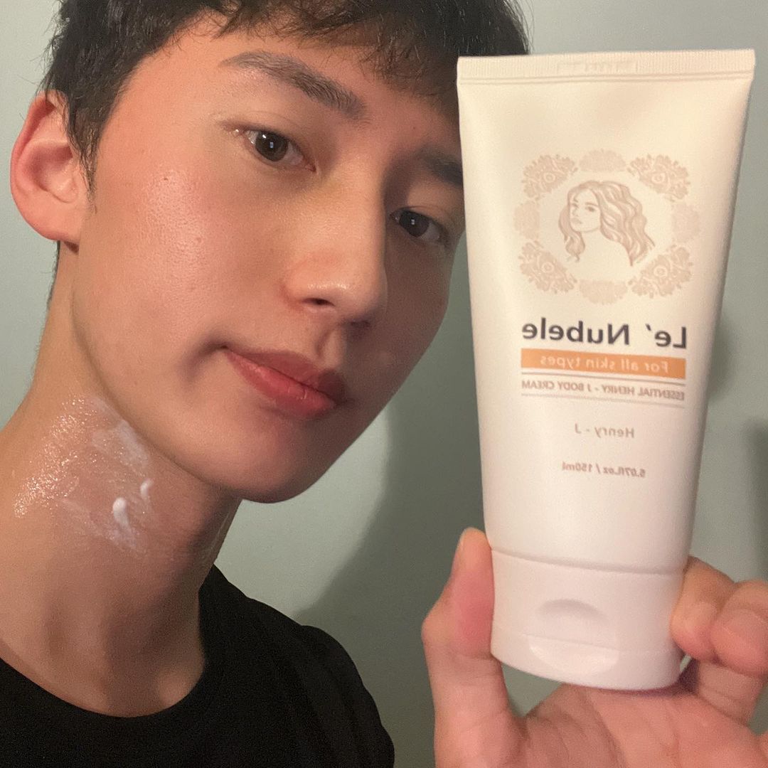 @workout._.dongsu on Instagram: “#협찬 #르누베르_앙리제이_바디크림 저는 꽤 오래전부터 목주름 때문에 스트레스를 받아왔어요ㅠ 어렸을 때부터 새우잠 자세로 고개를 푹 꺾고 자는 버릇 때문인