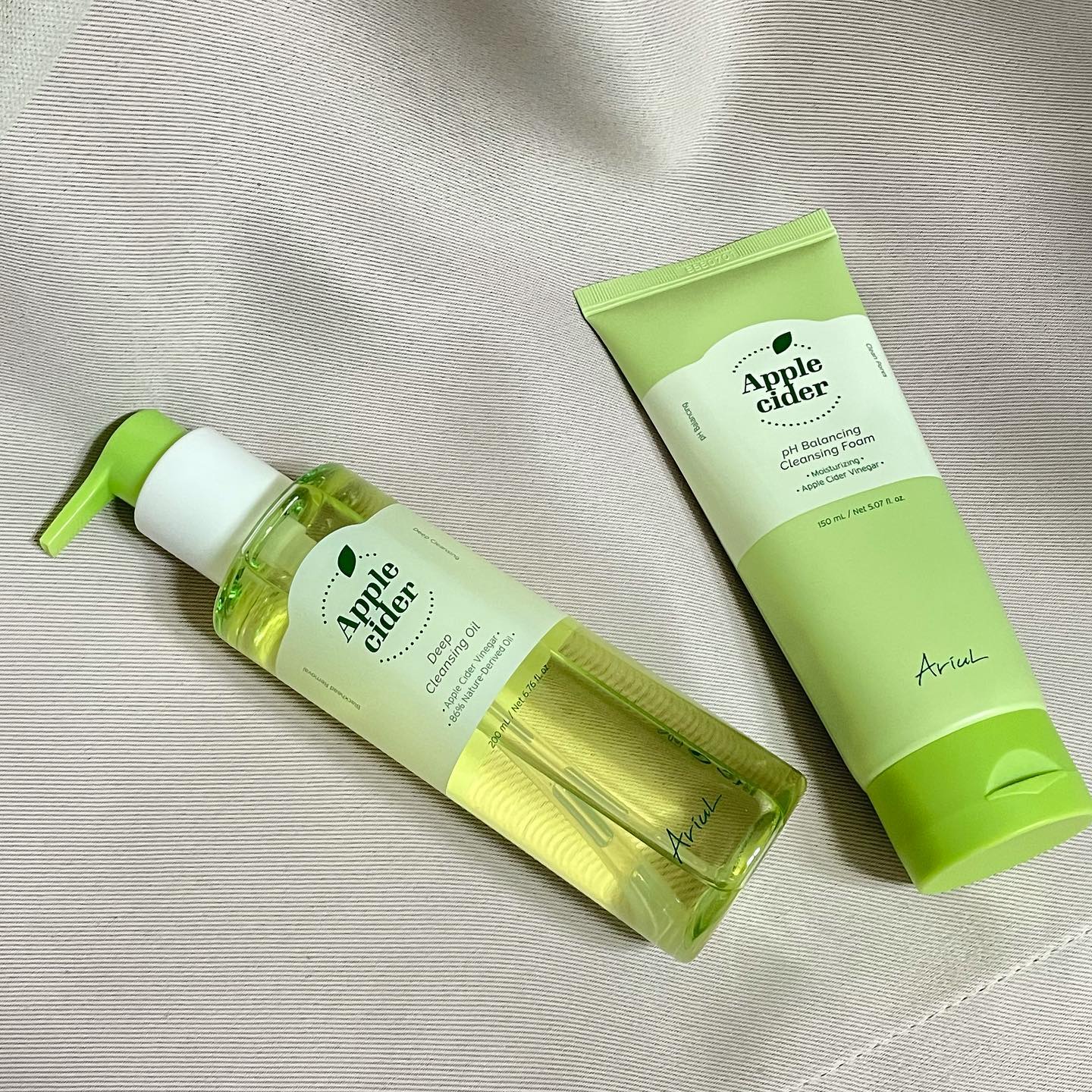#제품제공 🍏아리얼 애플사이다 클렌징 오일 & 폼 🍏 
.
- 1. 모공 고민해결에 도움을 주는 3가지 사과 성분:
사과를 자연발효시킨 애플사이다 비니거 (식초)와 + 첨가물 없이 100% 아오리 사과만을 착즙한 사과즙 + 경북 영주의 못난이 아오리 사과를 업사이클링해 만든 사과추출물
.
- ✅클렌징오일: 물에 닿자마자 유화 되는 가벼운 제형의 클렌징으로 물처럼 가볍고 산뜻한 제형
.
- 자극도 전혀없고 펌프타입이라 위생적이고 손이 자주 가지는 것 같고 부드럽게 롤링만 해줘도 지워져서 너무 좋아요
.
- ✅ 클렌징폼: 피부와 가장 유사한 약산성 안심 클렌징, 수분 가득하게 촉촉한 마무리
.
- 클렌징폼을 조금만 짜더라도 거품이 정말 잘 나고  피부 화장 잔여물이 남지도 않고 사과향도 나서 좋아요 
.
🔴 출시하자마자 올리브영 온라인/ 오프라인 전 매장 입점! 할인가로 만나보실 수 있어요🔴
.

➡️모공 고민 해결에 도움을 주는 3가지 사과성분 
➡️모공 속 노폐물 95% 세정(클렌징오일) / 모공 속 노폐물 99.7% 세정 (클렌징폼) 

.

#클렌징오일 #클렌징폼 #모공아사과해 #올리브영클렌징오일 #올리브영클렌징폼 #올리브영클렌징 #애플사이다 #애플사이다비니거 #아리얼 #ariul#파룸체험담