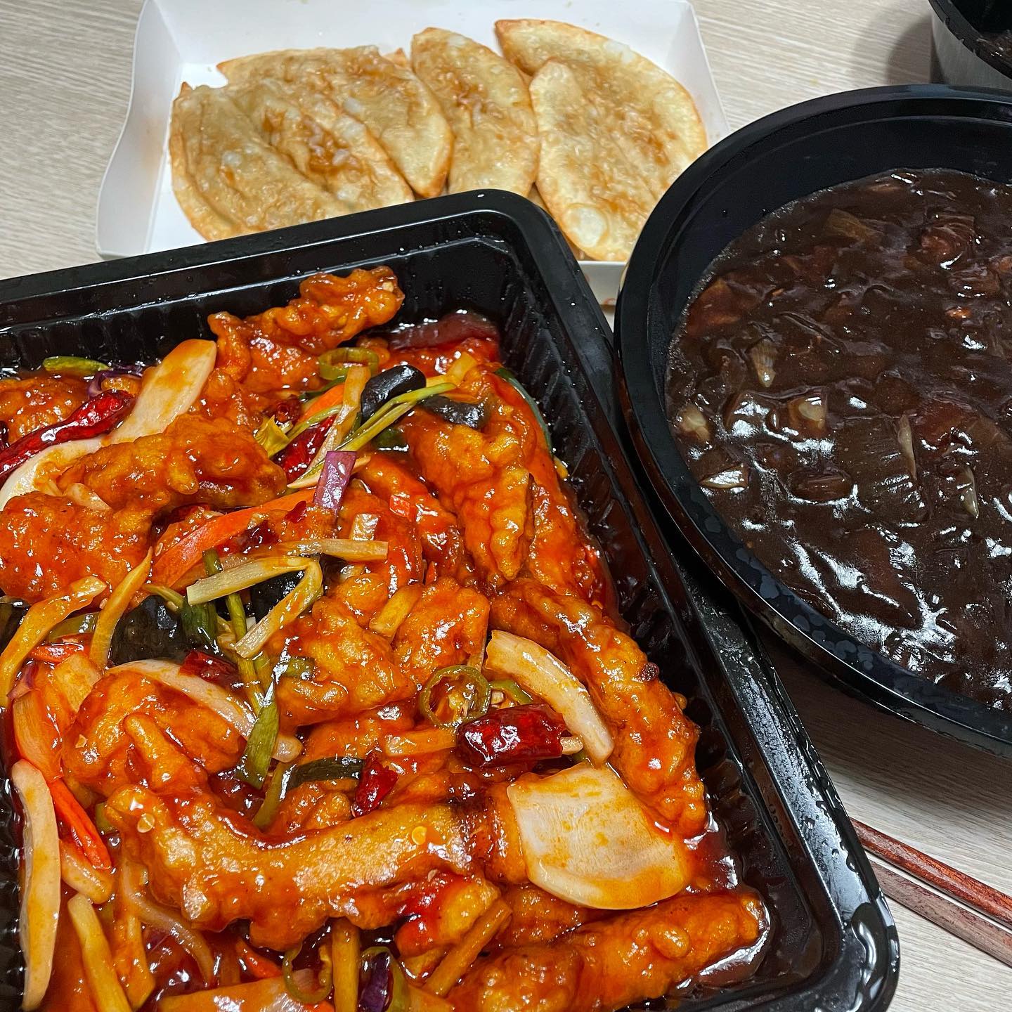 🔸샹하이🔸

원래 짜장면 짬뽕맛있어서 잘시켜먹었는데
친구추천으로 사천탕수육을 먹었는데 진짜 존맛👍🏻
자꾸 생각나는맛😋 매콤새콤달콤 고기도 냄새도 안나고 맛있더라구요
진짜 너~~무 맛있어요 식어도 맛있음
원래 군만두 서비스로 와도 잘안먹는데 배불러서 군만두 남은 소스에 넣어두고 나중에 식고나서 먹었는데 너무 맛있더라구요 그래서 시켜먹을때마다 군만두는 사천탕수육소스에 먹게되더라그요😀

#맛집 #맛집인정 #샹하이중국집 #중국요리전문샹하이 #파주맛집 #일산맛집 #운정맛집 #사천탕수육 #짜장면 #짬뽕 #탕수육 #맛스타그램 #먹방 #먹스타그램 #먹리뷰 #맞팔환영 #선팔하면맞팔 #선팔환영