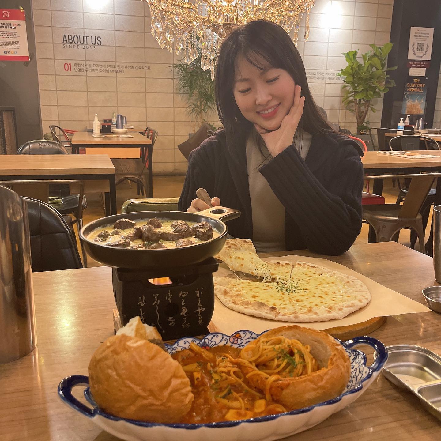 #협찬 건대 맛집! 인스타 핫플 가성비 좋은 곳으로 유명한 [민벅]에서 파스타 스테이크 피자 먹고 왔어요😍😍😍 
.
역에서 멀지않고 1층에 위치해서 찾아가기에도 좋았네용 ㅎㅎ 
인테리어도 환하고 피자판에 유명인사 싸인으로 꾸며놓은 것도 인상적이에요❣️
.
스테이크 식지 않도록 저는 이렇게 초로 은은하게 데워주는 곳이 참 좋더라구요!!
덕분에 끝까지 부드럽게 맛있게 먹었어요😋❤️ 
그리고 피자도 오ㅏ… 꿀에 찍어먹었는데 일반적이지 않고 피자가 정말 맛있었어요!!
피자 좋아하시는 분들이라면 민벅에서 한 번 드셔보세요😍😍😍

#민벅#건대입구역맛집#성수동맛집#어린이대공원맛집#건대파스타#건대맛집#건대데이트맛집#건대데이트#건대데이트장소#건대데이트추천#건대추천맛집#건대추천장소#건대분위기맛집#건대핫플#건대분위기좋은맛집#건대회식#건대단체#건대단체회식#건대신상맛집#건대존맛#건대핫플#건대핫플맛집#건대JMT#건대JMT맛집#건대먹스타그램#건대맛집투어#건대맛집투어#건대맛스타그램#건대