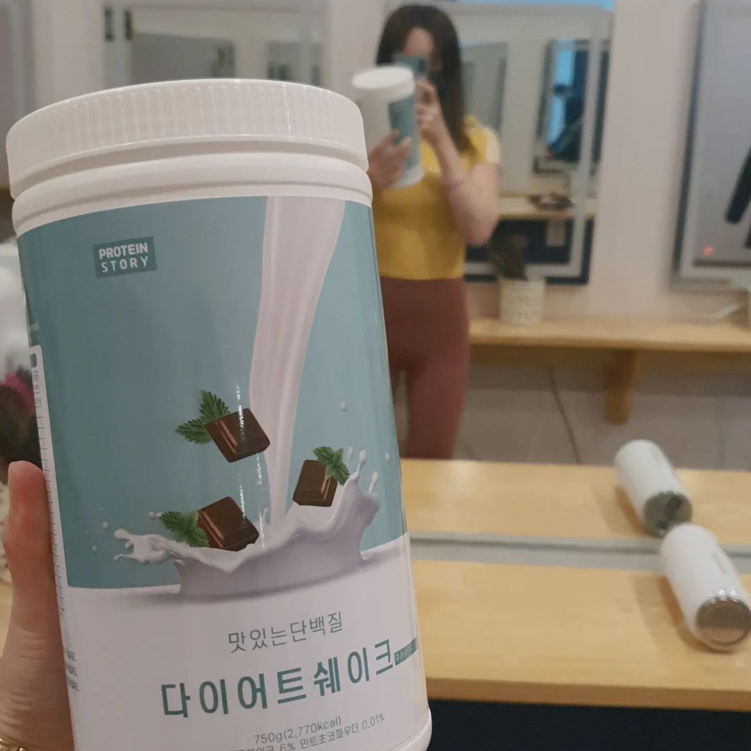 경재정 on Instagram: “#협찬 💪💪운동 전중후 틈틈이 섭취하게 되는 프로틴🥛 프로틴스토리👍 식사대용 맛있는 단백질 다이어트쉐이크! 식사대용으로 맛있게 먹으면서 관리 가능🐽 입맛