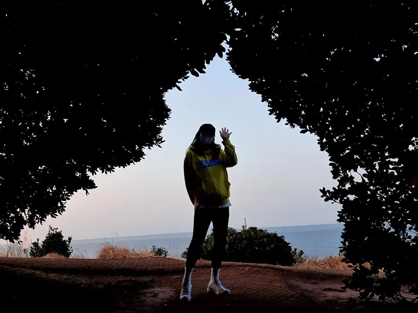 무계획이 계획인 여행 , 제주 <도두봉> 두번째
일출보겠다고 모자만쓰고 후다닥🙃 꼬질꼬질 

🎈키세스존은 해가 완전이 뜬 다음 사진을 찍을것 (일출보자마자 찍었더니 씨커매) 
🪅빠름빠름의 민족은 혼자 사진 찍는걸 못보심 (빨리 찍고 내려가시려고 내사진도 찍어주심ㅋㅋ)