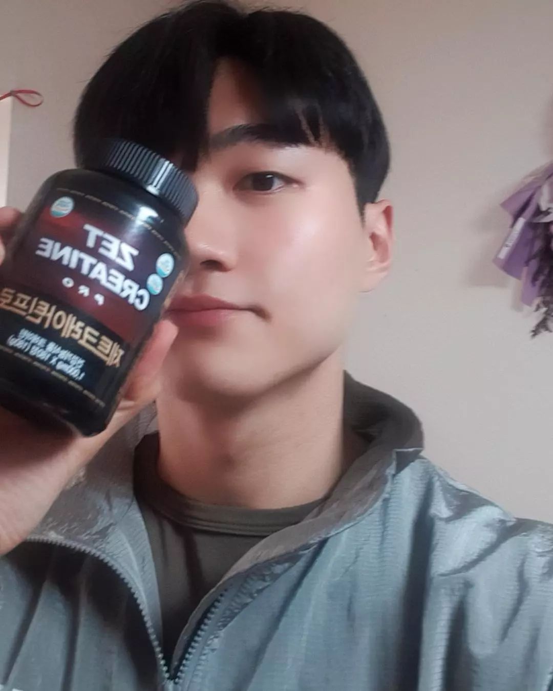 운동하는 대학생 on Instagram: “#협찬 제트리션(근육맨닷컴)에서 크레아틴을 보내주셨습니다🏋️‍♂️ <안 올리던 얼굴을 들이밀어서 죄송합니다...> 아직 크레아틴은 먹어본 적이 없었는