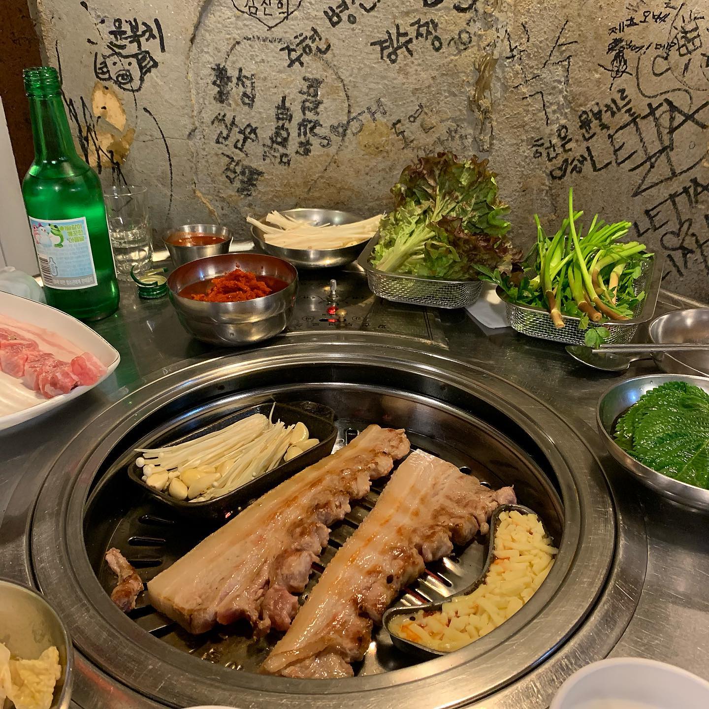 내가 몇인분을 해치운거지? 기억도안나
레알 고기맛집이다 #쌍대포 !!!!!!

#너덜이삼겹살 너무 궁금해서 
평일 점심시간에 다녀온 쌍대포!!

멜젓과 팽이버섯 치즈와김치가 담긴 판, 얼린무 등 밑반찬은 무제한으로 먹을 수 있고
제가 주문한 특삼겹너덜이는 매일 한정으로만 판매하는 메뉴에요!
갈빗대에 붙은 오겹살을 떼어낸 부위인데 손님들이 지어준 이름이라고 하더라고요
정말 대포집 그 자체의 분위기에
입에서 살살 녹는 삼겹살.....❤️
먹어도먹어도 질리지않고 느끼하지 않는 고기랄까요????!!!!!!
갈매기살도 추가로 주문했는데 통으로 나와서 직접 잘라먹어야하는 시스템인데 이 또한 맛나고,,,,,
항정살도 증말,,, 와사비까지있어서 항정살 전문점이서 먹는 삘이더라고요!
김치찌개와 솥밥.... 아정말 완벽했구나,,,
너덜이삼겹살 -> 항정살 -> 껍데기 -> 갈매기살 순으로 맛있었어요!!🤩❤️
진짜 여기는 꼭 꼭 꼭!!!!!!
방문해보시길...... 레알루우 😎❤️❤️