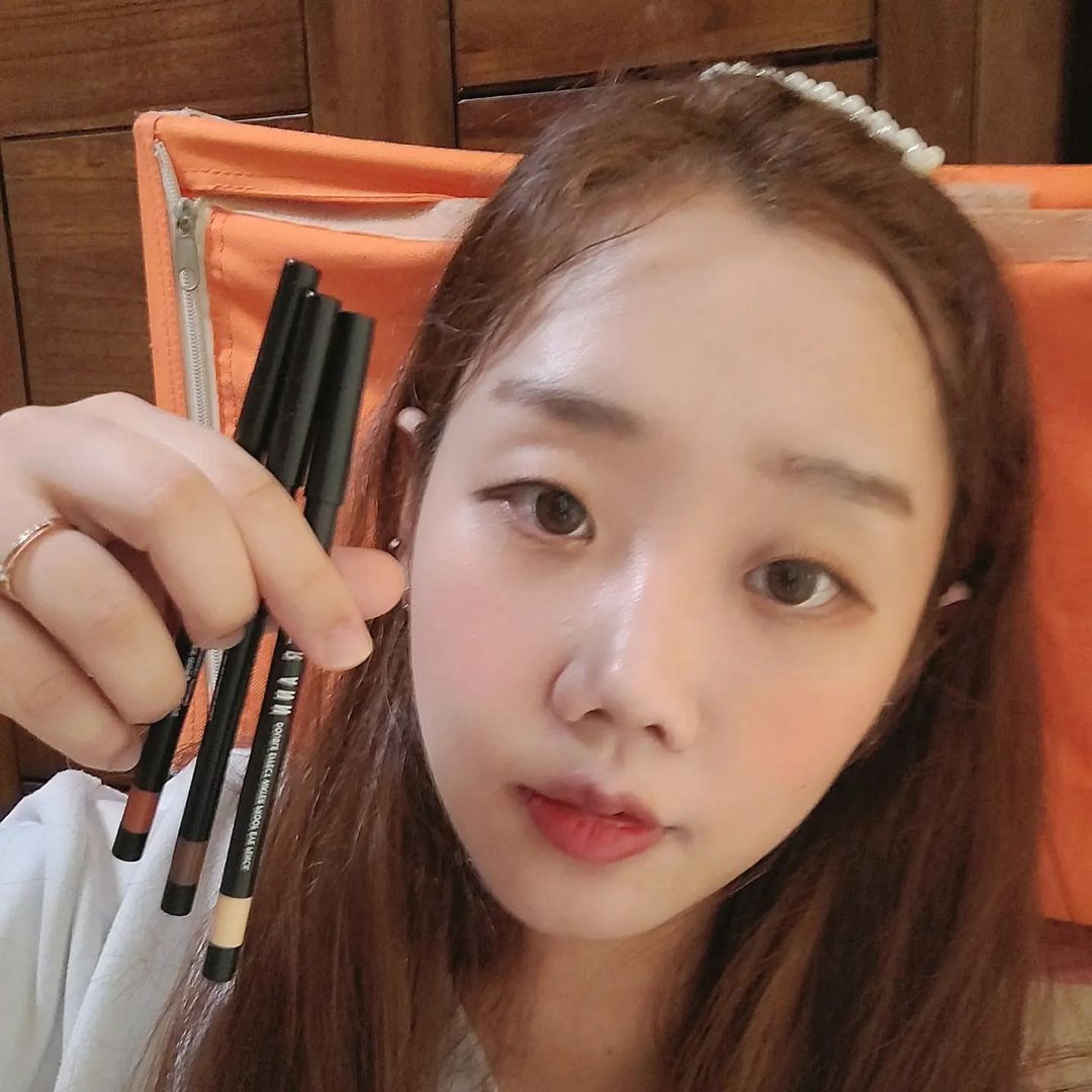 혜지니 대외활동 on Instagram: “#협찬 👁씨스터앤 👀더블이펙트 워터프루프 아이펜슬 👀아이라이너랑 섀도우가 한번에 있는 2 in 1제품이에요 👀제품이 처음에는 물티슈로 지우면 지워지