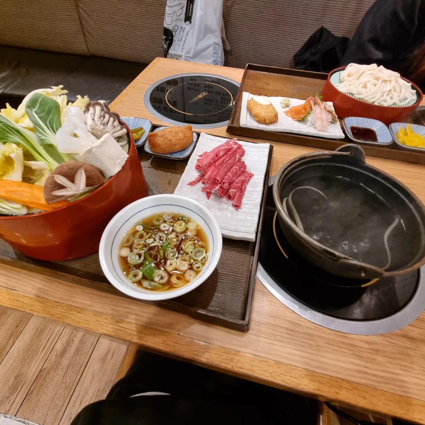 방산시장은 한번가려면 큰맘먹고 가야하니 간단한건 고터로!!
점심은 고르고고르다 간곳..근데 설명을 대충해주고가서  국하난 넘 싱겁고 하난 너무 짜길래 물어봤더니 찍어먹는 소스였음ㅡㅡ아놔.,
그래도 수타면이 땡글땡글하니 맛남~#두줄 
#먹으니#배부름
#고속터미널#센트럴시티#와라쿠샤샤#설명좀해주세요#소스#막퍽을뻔#넓적한#수타면은#굿