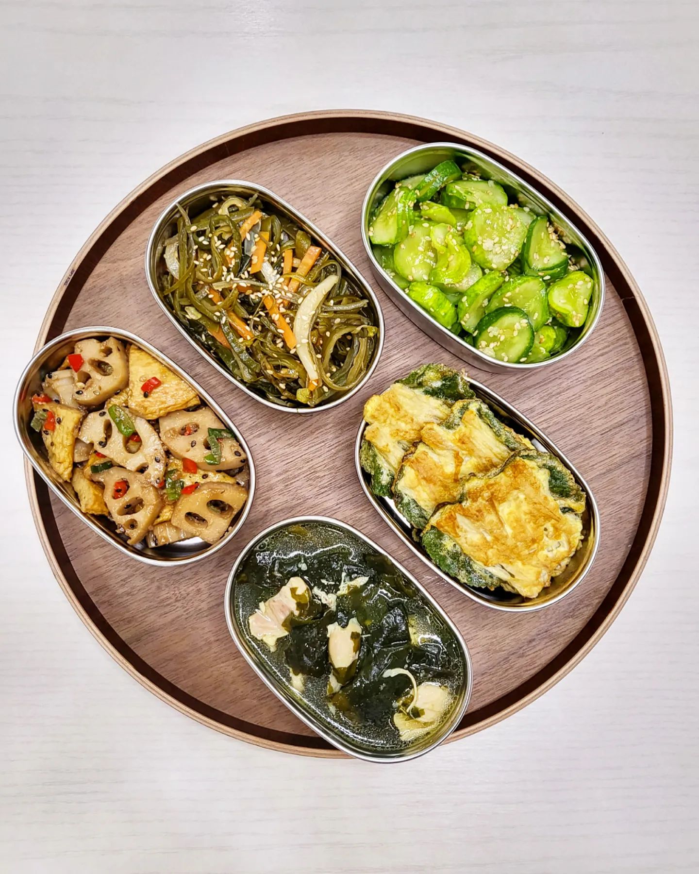 .
#오늘의반찬
오늘 만든 반찬들이에요~😊
#연근어묵볶음
#미역줄기볶음 
#팽이버섯깻잎전
#오이무침
#닭미역국
닭볶음탕이 먹고싶어서 사놓은 닭인데
오늘 닭미역국이 먹고싶어서 
충동적으로ㅋㅋㅋ 끓여버렸어요
닭볶음탕은 다음에 먹기로..😆
.
사실 저는 아침잠이 많아서 
아이들 학교가는 모습을 못볼때가 있는데
불량엄마🥲😅
저녁에 밥만 해놓으면 아침에 반찬 꺼내서
잘 챙겨먹고 가더라구요😄
요즘 반찬은 열심히 만들고 있는데
만들면 없고 만들면 없고
반찬이 있었는데 없었습니다ㅋㅋㅋ
잘 먹어주니 고맙구나😚
.
.
.
#반찬만들기#반찬만드는날#집밥스타그램