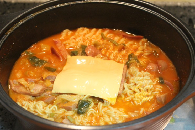 찐맛집 굿즈마켓 통큰 부대찌개 캠핑음식 밀키트로 추천!