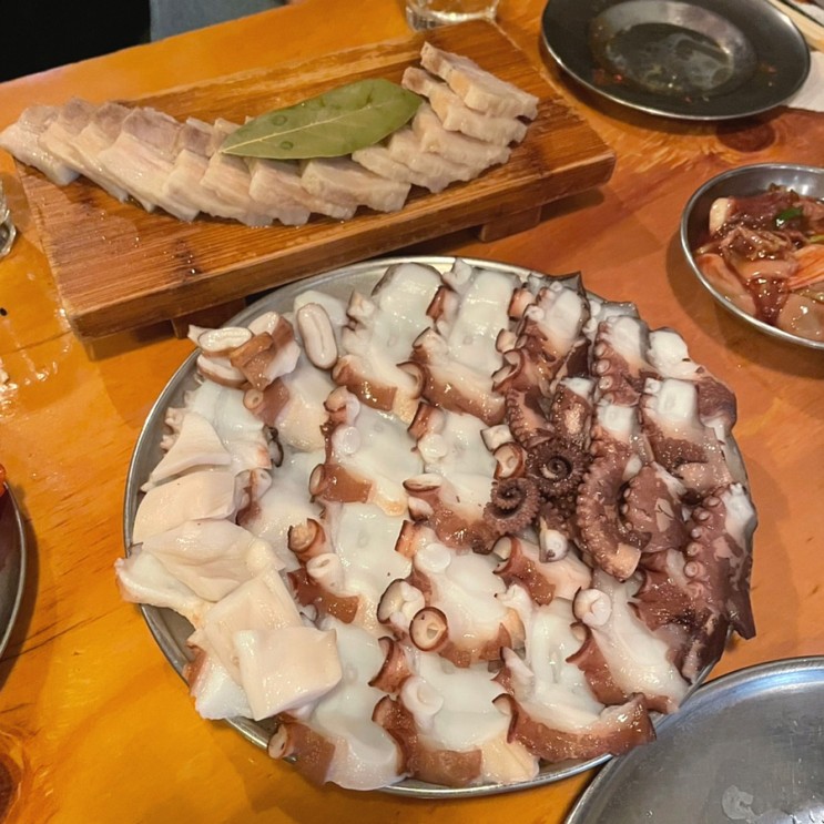 돌문어가 한 가득! 신사동 가로수길 술집 " 문어집 "