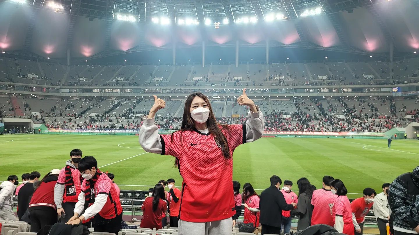나의 첫 축구장 ⚽️ 
한국 이란 경기 
최고다아아아아👍 👍 👍 
티켓팅 광클로 얻어낸 명당😃
축구장에서 보니
공도 엄청 잘보이고
선수들도 엄청 잘보이고
유니폼도 증정받고 넘 조았당
카드섹션도 재밌고 파도타기도
넘 재밌었당
코로나가 끝나면 더 재밌을듯..
담에 또 축구장 가야지!
손흥민은 역시 월클
김민재 넘 잘하고 귀여웠당
그리고 김태환 뭔가 자랑스러웠당
넘 잘했당!! 나혼자 반가웠당ㅋㅋㅋ

-앵앵이의 하루 일기-
.
.
.
#상암월드컵경기장 #서울월드컵경기장 
#손흥민 #김민재 #한국이란
#한국vs이란 #대한민국 #축구 #월드컵
#조1위 #유니폼 #축구유니폼 #최고
#화이팅 #오늘의일기
