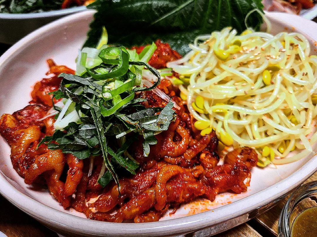 바트심슨 on Instagram: “#협찬 . 이지만 정말 맛있는 #무뼈닭발 뼈있는 #닭발 보다 무뼈를 선호하는데 한잔애 제품은 유명 프렌차이즈 떡볶이집에서 판매하는 닭발맛과 거의 흡사해요! 직화라