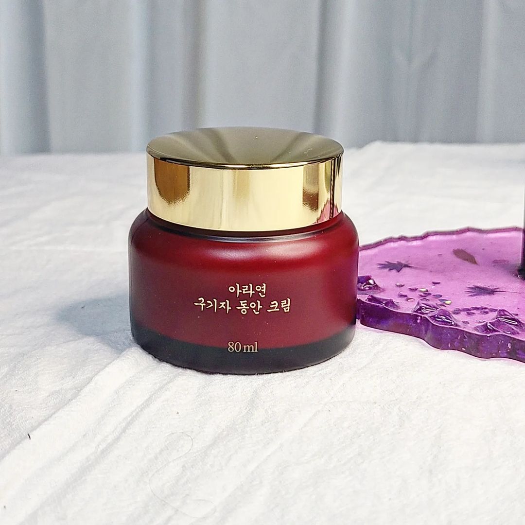 갱이 on Instagram: “#아라연크림#협찬 💜아라연 구기자 동안 크림 80ml💜 보습, 영양, 미백 등을 한가지 제품으로 한번에 챙길 수 있는 구기자 아라연 크림이에요🦋 아이크림 겸용으로도 사
