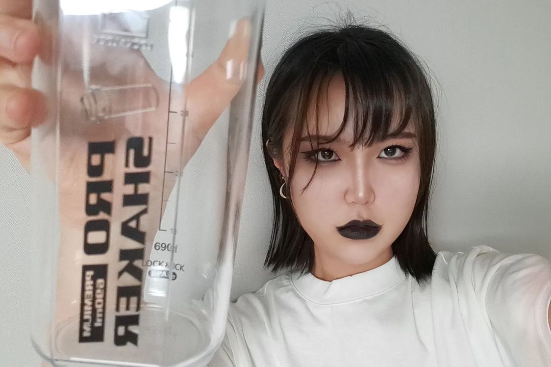 @160cm._.0211 on Instagram: “#협찬#제품협찬 🖤(PRO SHAKER)락앤락 프로쉐이커 트라이탄 690ml🖤 프로쉐이커는 국내 1위 밀폐용기 제작업체인 락앤락과 공동개발한 제품입니다 미국 식품 의약국(FDA)