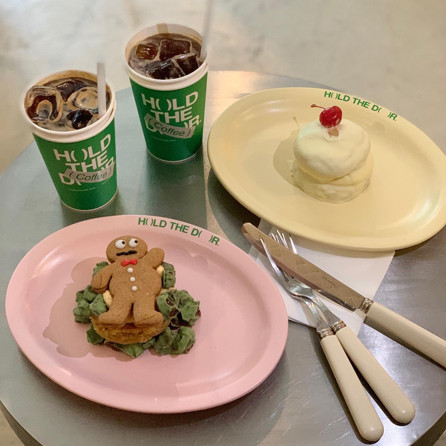 한남동 #디저트카페 #홀드더도어 🍰💚

H( )LD THE D( )R
한남동에 힙한 카페가 생겼다고 해서 
주말동안 다녀와봤습니다🤚🏻 
Just wit eat 위트와 상상력을 테마로 
디저트 혁신을 꿈꾸는 연구가들이 만든 공간이라고 해요! 

👉 이색경험을 추구하는 분들에게 추천드려요!
디저트계의 젠틀몬스터 같은 느낌이랄까요…? 

👉 단, 생소한 재료 조합에 디저트는 조금 호불호 갈릴 수 있어요~~ 특히 제 입맛에는 브루키 메뉴가 많이 달고 
특유의 느끼함이 있어서 먹기 힘들었답니다😭

[ #냠솔리뷰 ] 
✔️진저레몬딜 (7,500원) 
귀여운 비주얼에 그렇지 못한 강한 진저맛…
개인적으로 요건 포토용이라고 생각합니당🤣

✔️ 체리윙크 (7,500원) 
꾸덕한 식감에 진한 군고구마 케이크맛🍠 
달달한 고구마에 화이트 초콜릿을 덮은 느낌이라 
너무…달았지만…😮‍💨 진저레몬딜 보다는 맛있었어요! 

✔️ 비주얼 보다는 브루키 메뉴 아래 
  재료 조합을 보고 선택하시는 것을 추천드립니다 🙌🏻