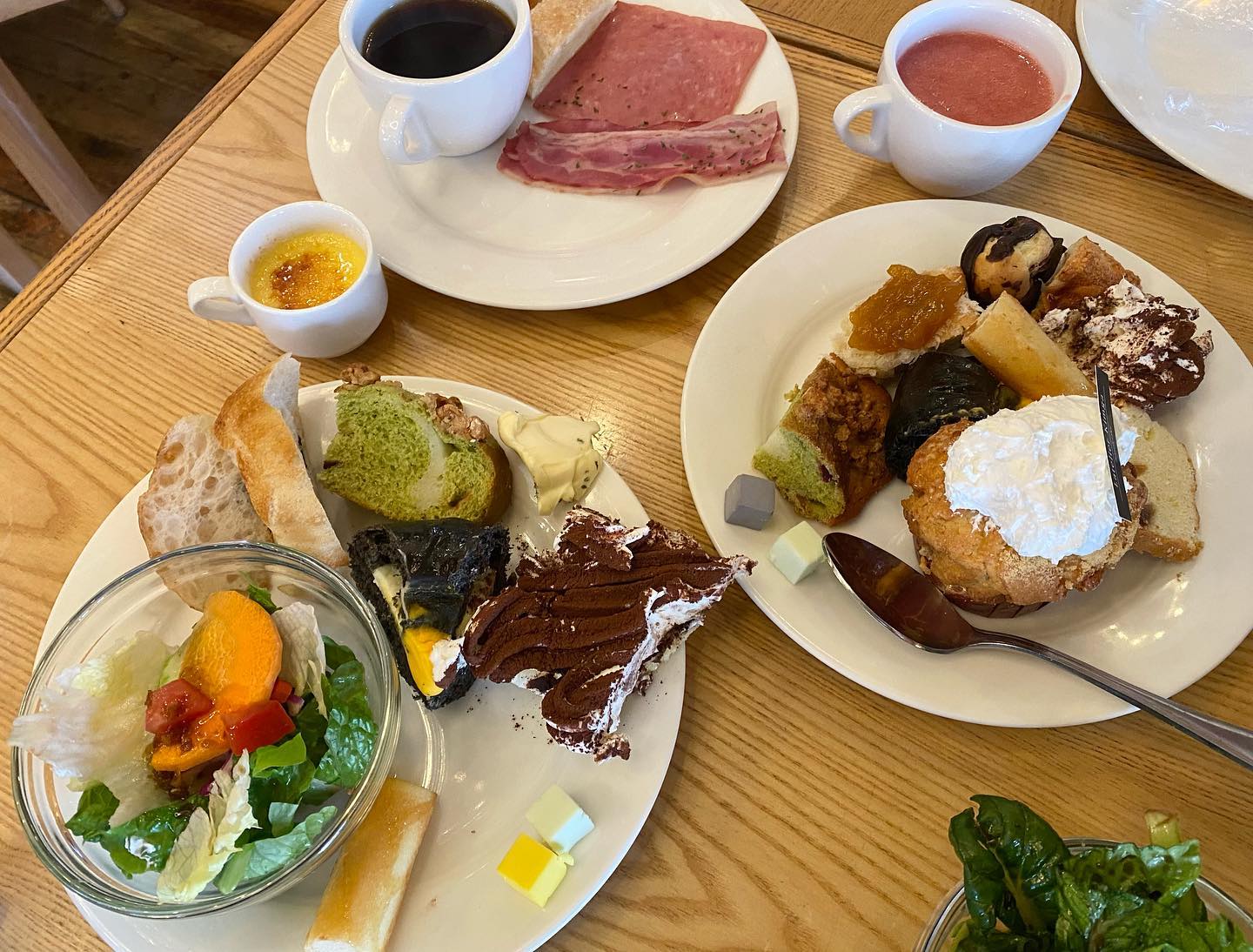원주맛집 , 라뜰리에김가

라뜰리에김가 점심뷔페 나들이 댕겨왔어용!
오랜만에 갔더니 더 괜찮아진거 같아요😍
소금빵 음청 먹고 왔다는 소문이🙆‍♀️👍

#원주카페 #원주라뜰리에김가 #원주빵공장 #원주뷔페 #원주빵뷔페