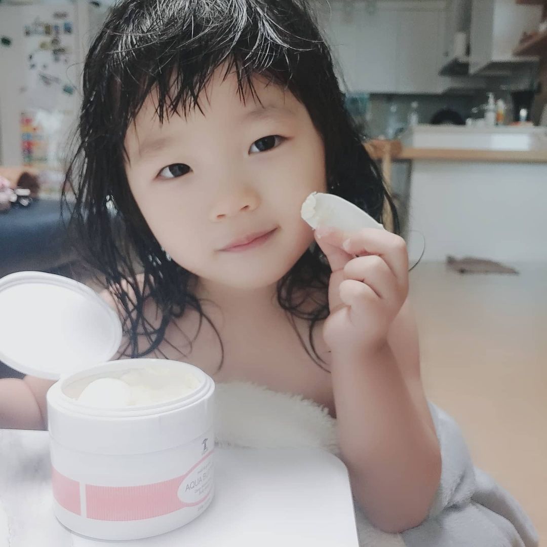 지봉 on Instagram: “#제품협찬 . . . @mihys35 . . 🎉뚜껑 열자마자 상큼한 천연시트러스향이 기분좋아지네요^^ ➡건조한 피부때문에 특히 겨울만 되면 온몸을 긁는 아이에게 필요한 고용량 보습