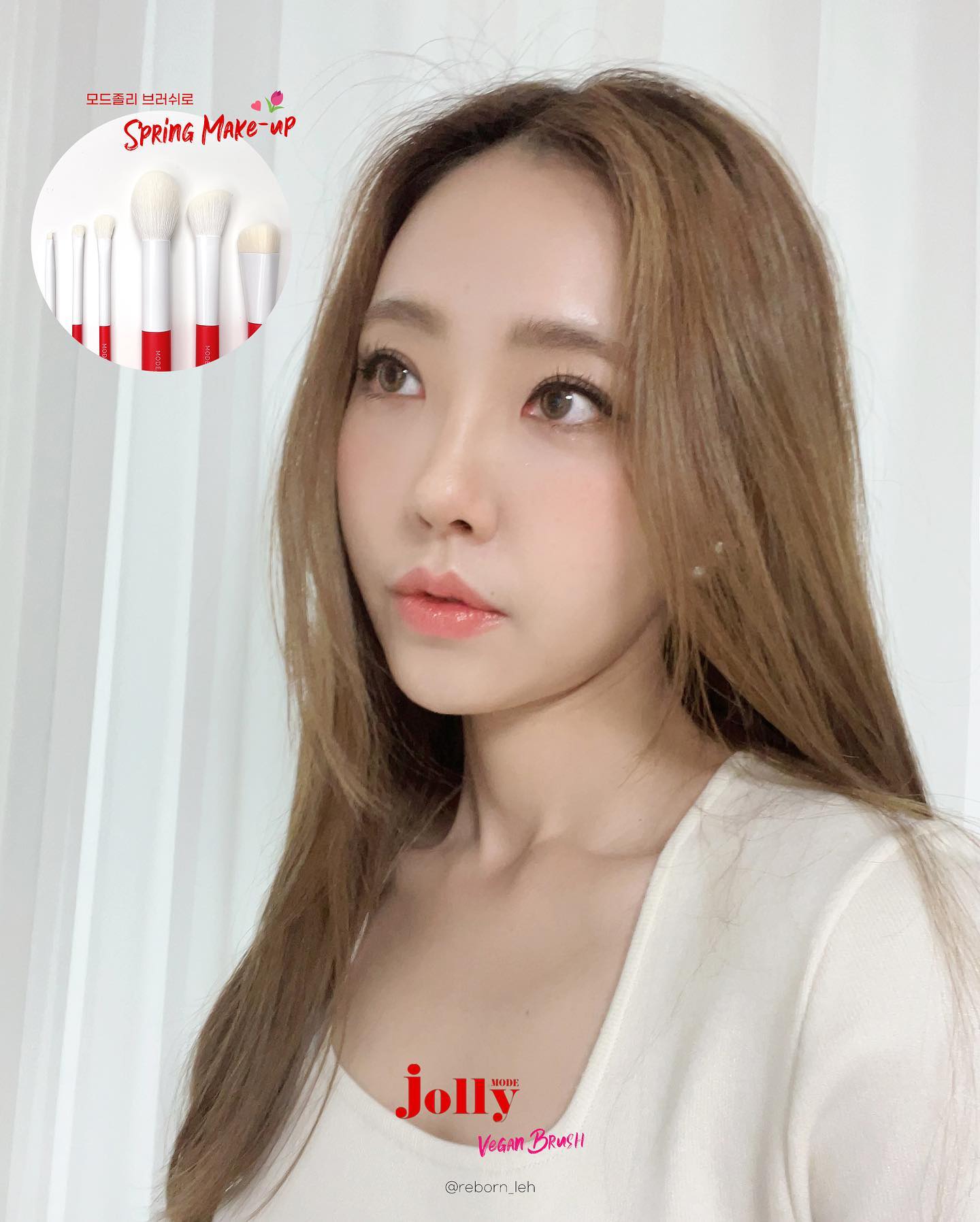 #협찬
🔷모드졸리 메이크업 브러쉬 7종으로 spring make-up🌸

고렴이 브러쉬 세트, 한정판 브러쉬  이것저것 사용해 봤는데
부드러운 모, 휴대성이 좋고 세척이 쉬운 브러쉬에
결국 손이 가더라는😌

모드졸리는 부들부들한 모질에 짧은 핸들로
초보자들이 사용하기에 어렵지 않고
파우치에 쏙 들어가는 크기로 휴대하기에도 좋다.
 
인조모이지만 천연모와 유사한 감촉이 느껴지는
고트론 헤어로 만들어져 피부에 닿는 느낌이 편안하고
세척 후 모 변형이 적어 오래 사용할 수 있다.
바르는 화장품 뿐만 아니라 이제 브러쉬도
동물털을 사용하지 않는 비건!🌿

부들부들한 촉감으로 부드럽게 블렌딩되어 
천연모와 같은 효과를 보여주는 착한 브러쉬❤️
초보자들이 사용하기 좋은 가성비템 브러쉬로 추천한다.🙌

4/24일까지 브러쉬 7종 30% 할인이 진행된다고 하니
메이크업 덕후들 특템하시길❤️
(개별 구매도 30% 가능)

#모드졸리 #비건브러쉬 #비건뷰티 #메이크업브러쉬 #메이크업브러쉬추천 #브러쉬추천 #eotd #motd #메이크업브러쉬세트 #아이섀도우브러쉬 #파운데이션브러쉬 #블렌딩브러쉬 #봄메이크업 #아이메이크업 #음영메이크업 #데일리메이크업 #초보자브러쉬 #kbeauty #코덕맞팔